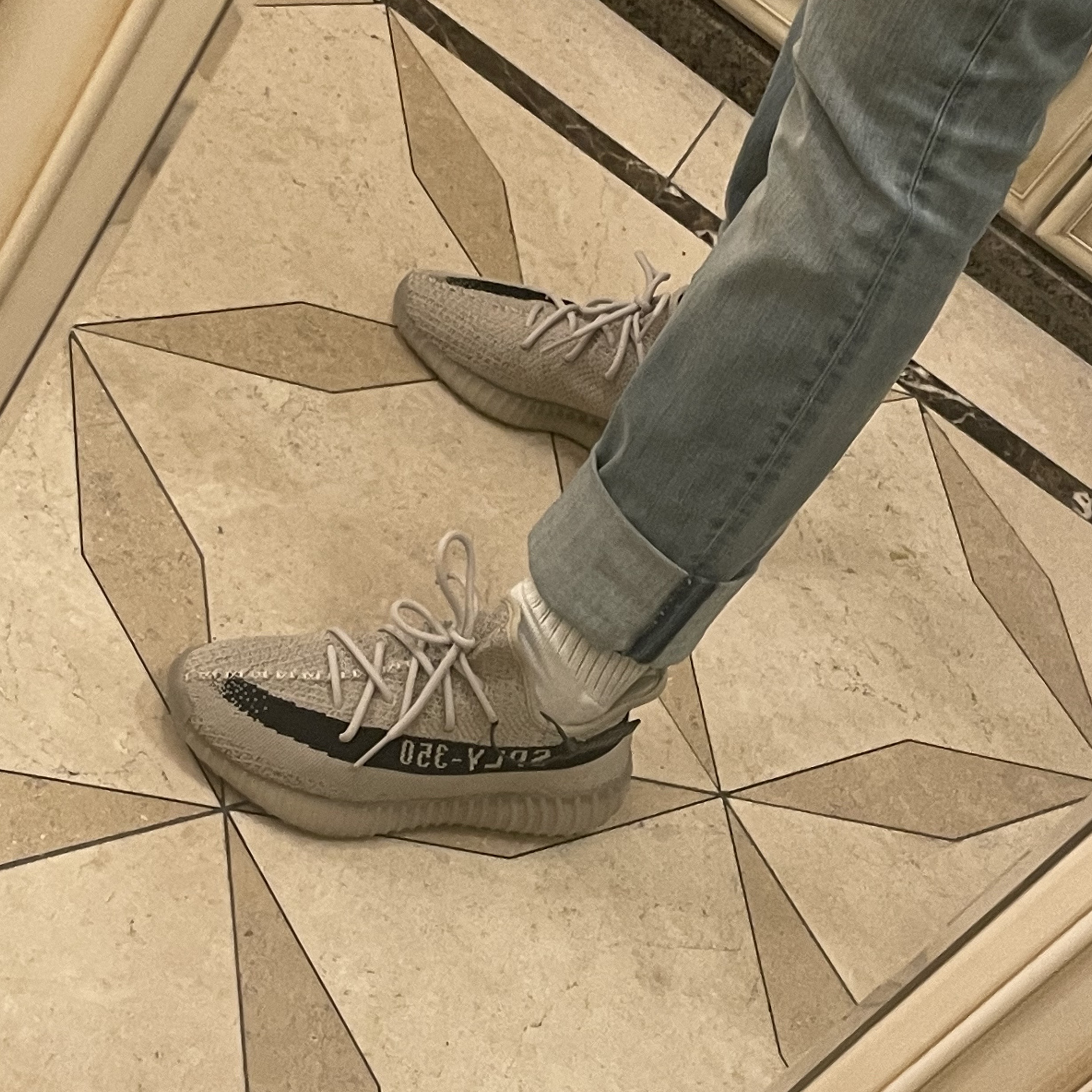 Adidas Yeezy Boost 350 V2 Slate Core Black 2022/2023 착용 스타일