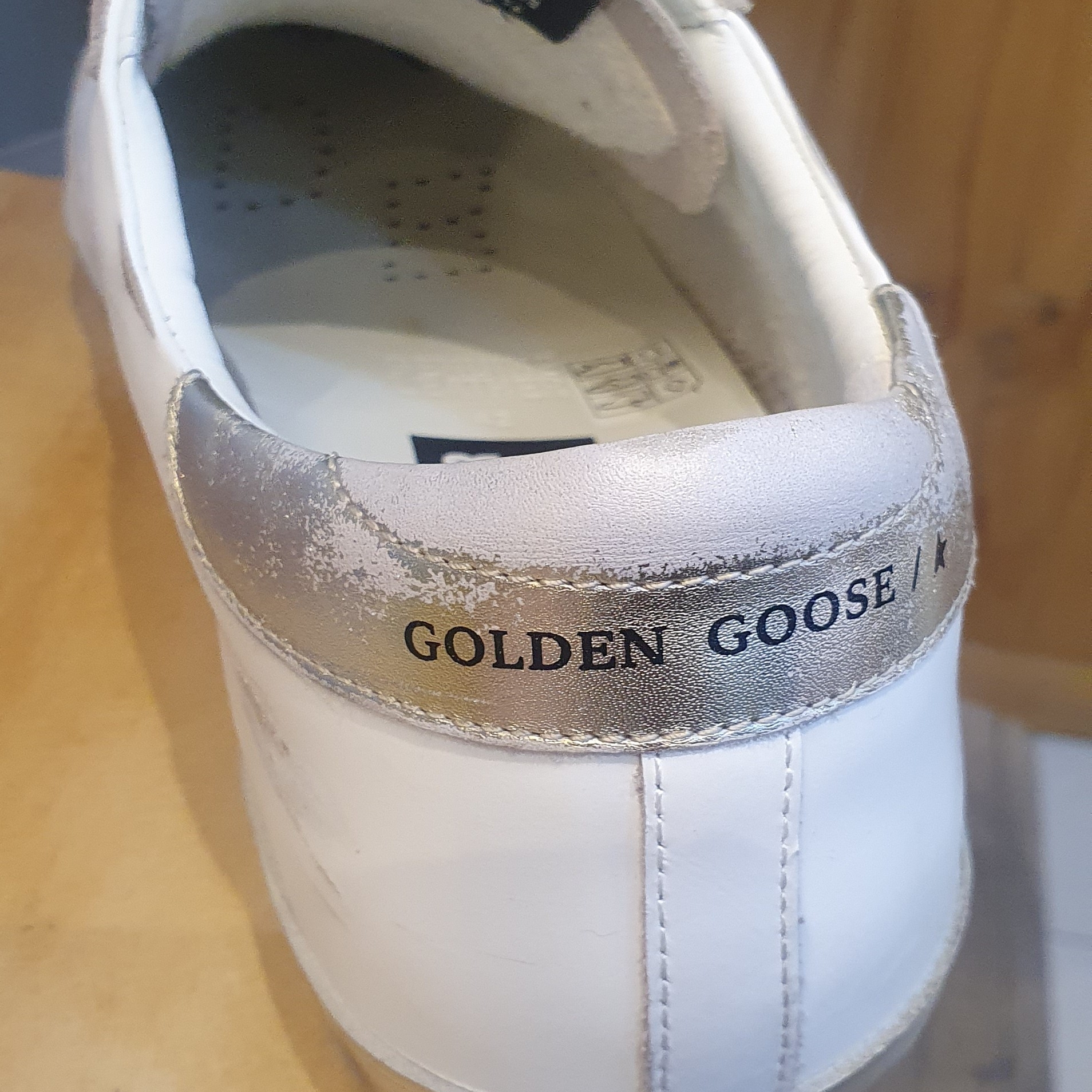 Golden Goose Superstar White Gold Heel Tab Sneakers 착용 스타일 - 2