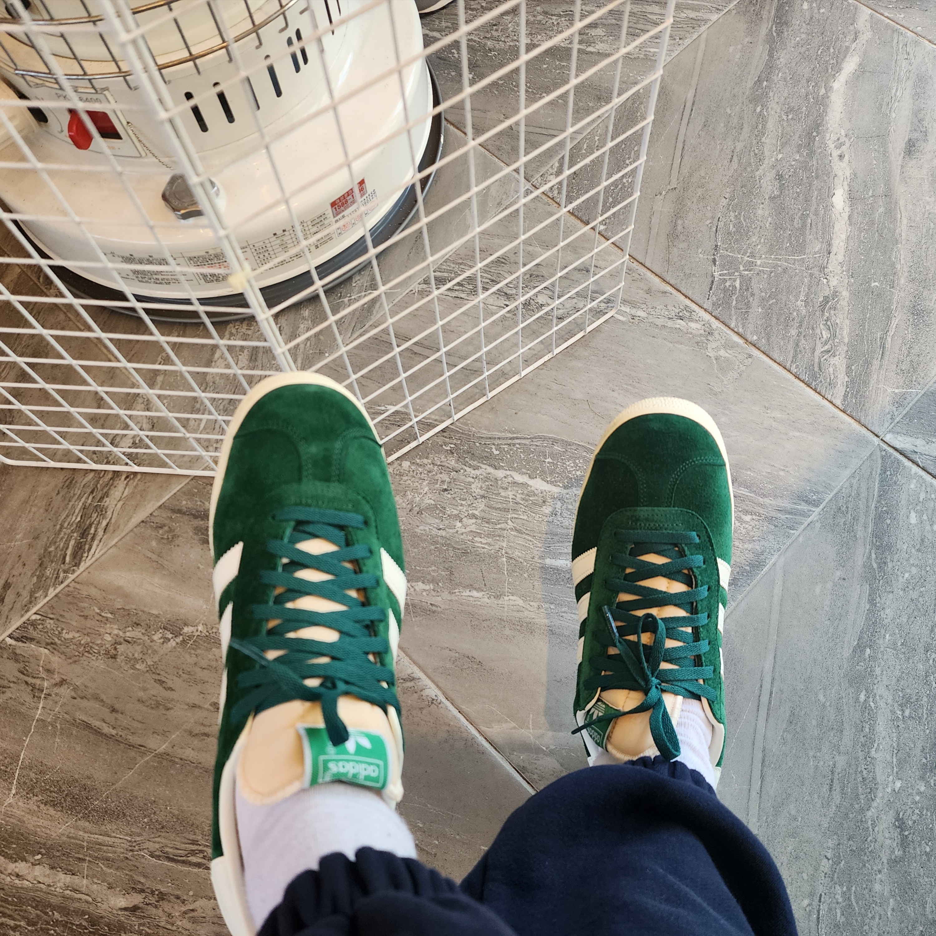Adidas Gazelle Dark Green Cream White 착용 스타일