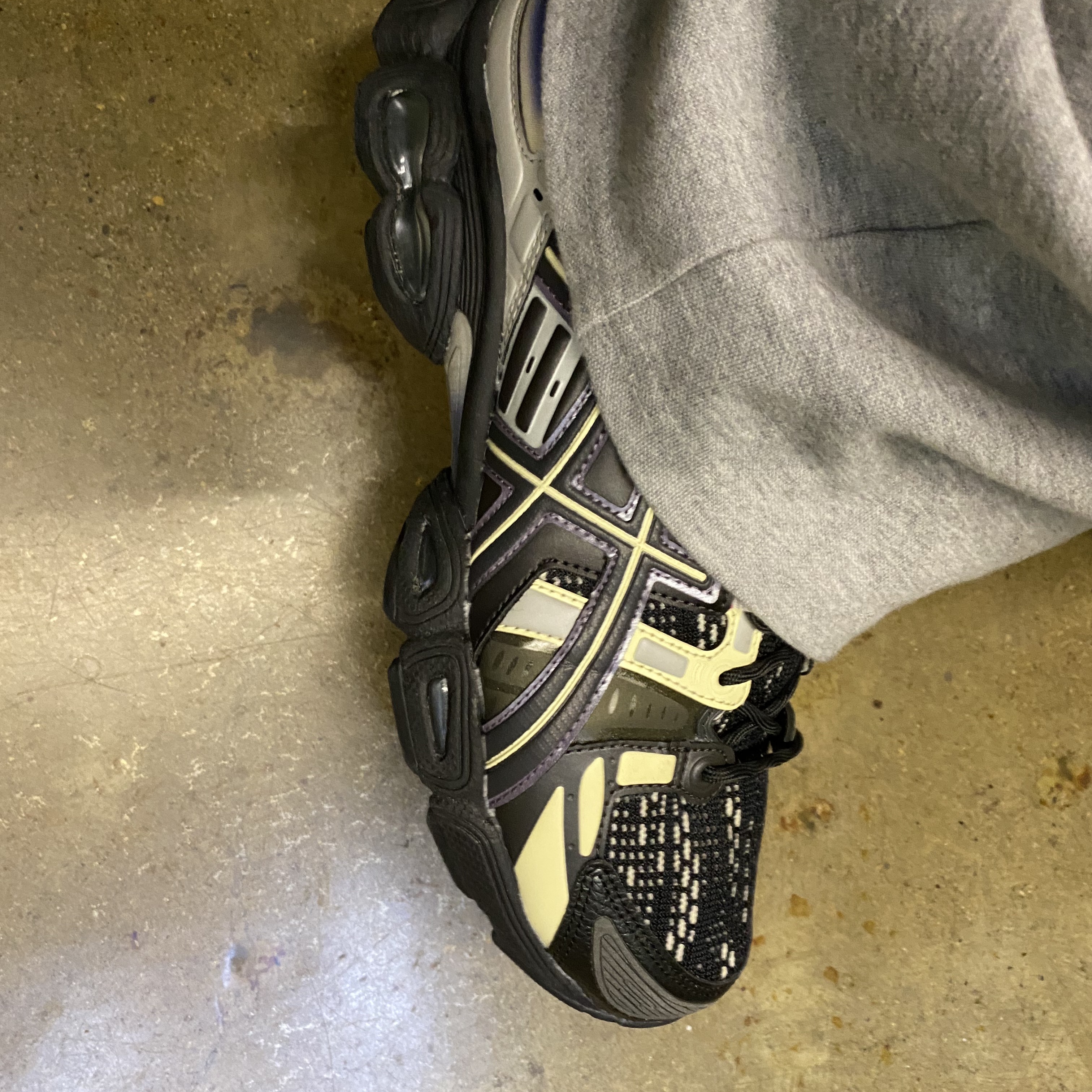 Asics UB5-S Gel-Nimbus 9 Black Gunmetal 착용 스타일