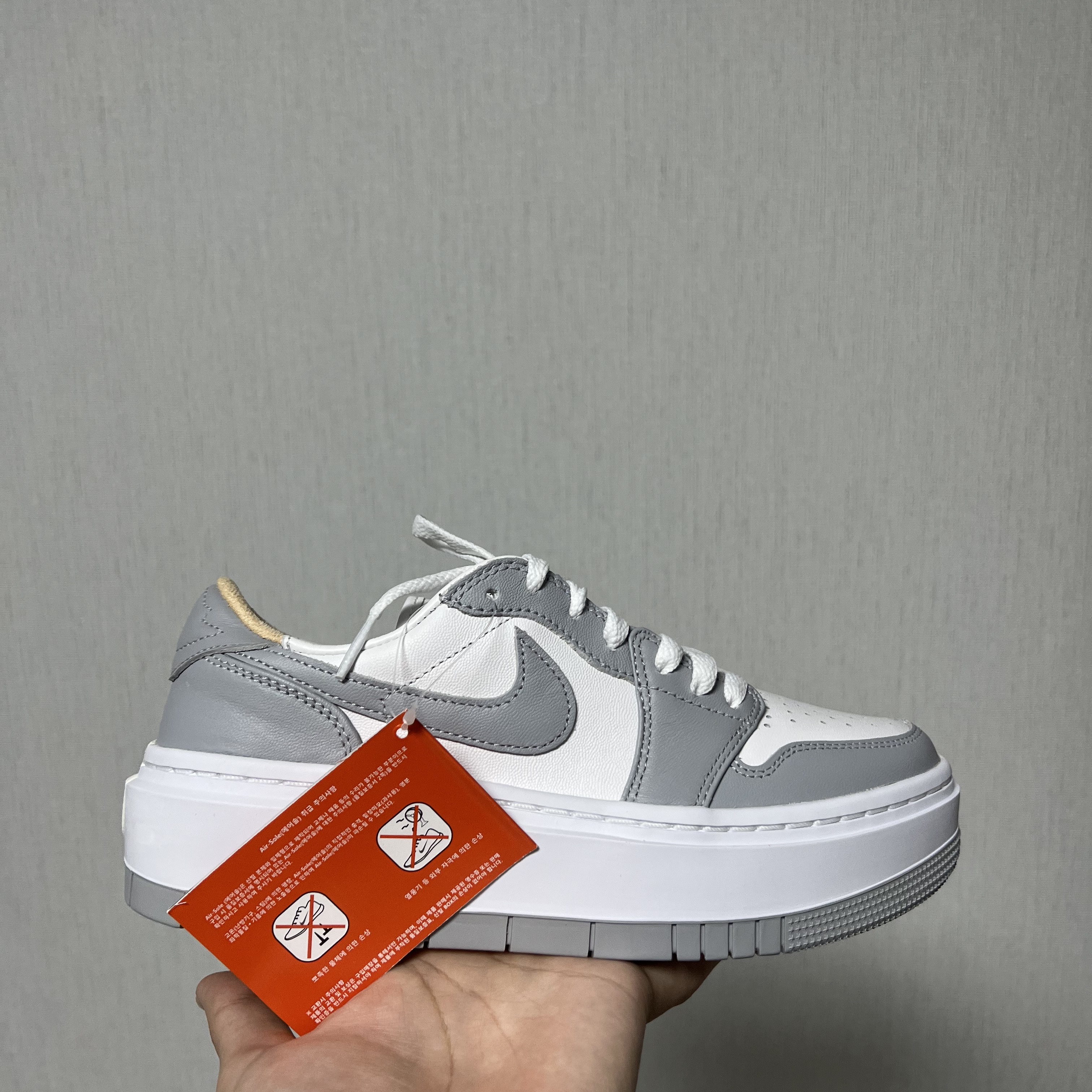 (W) Jordan 1 Elevate Low White and Wolf Grey 착용 스타일 - 1
