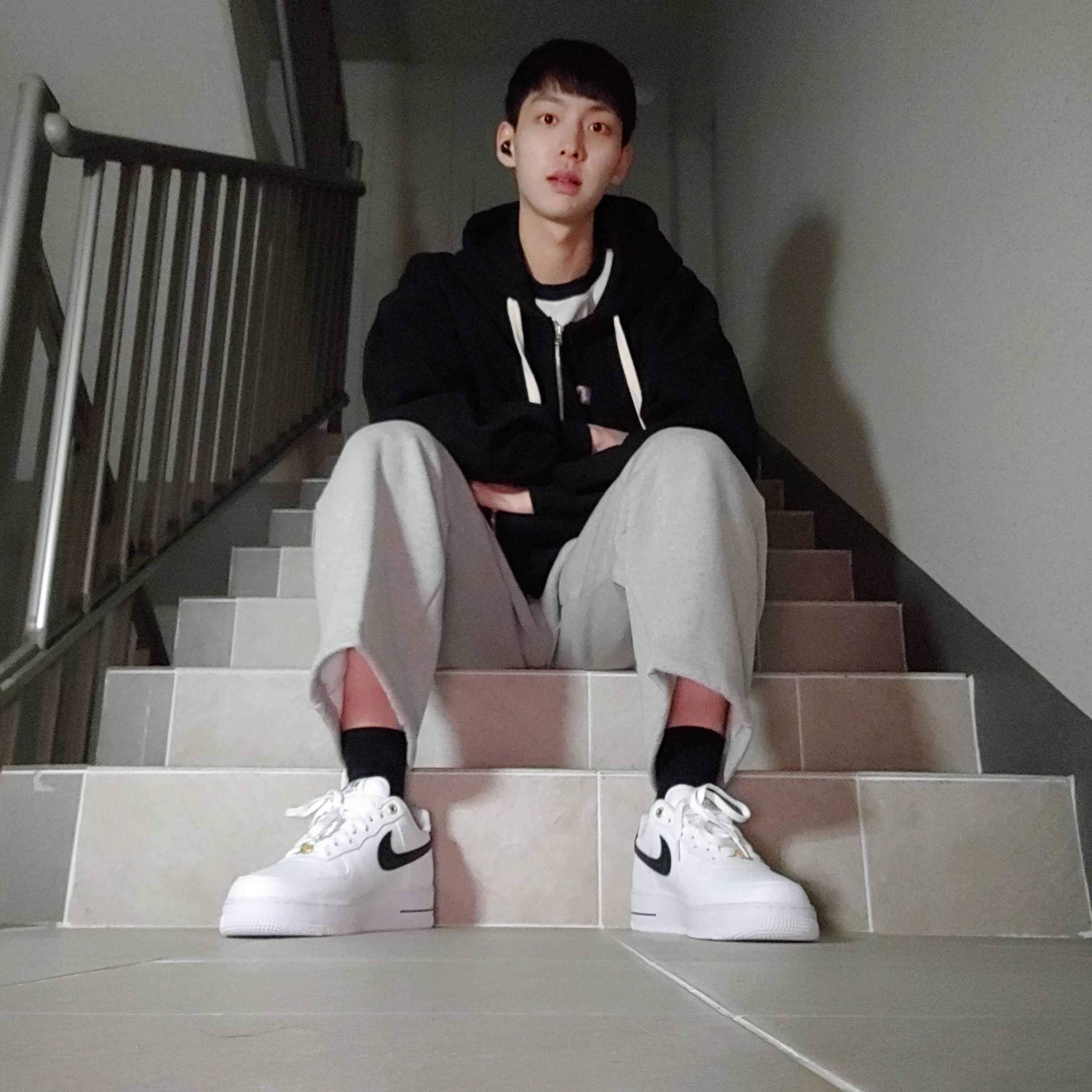 Nike Air Force 1 '07 LV8 40th Anniversary Join Forces White Black 착용 스타일 - 2