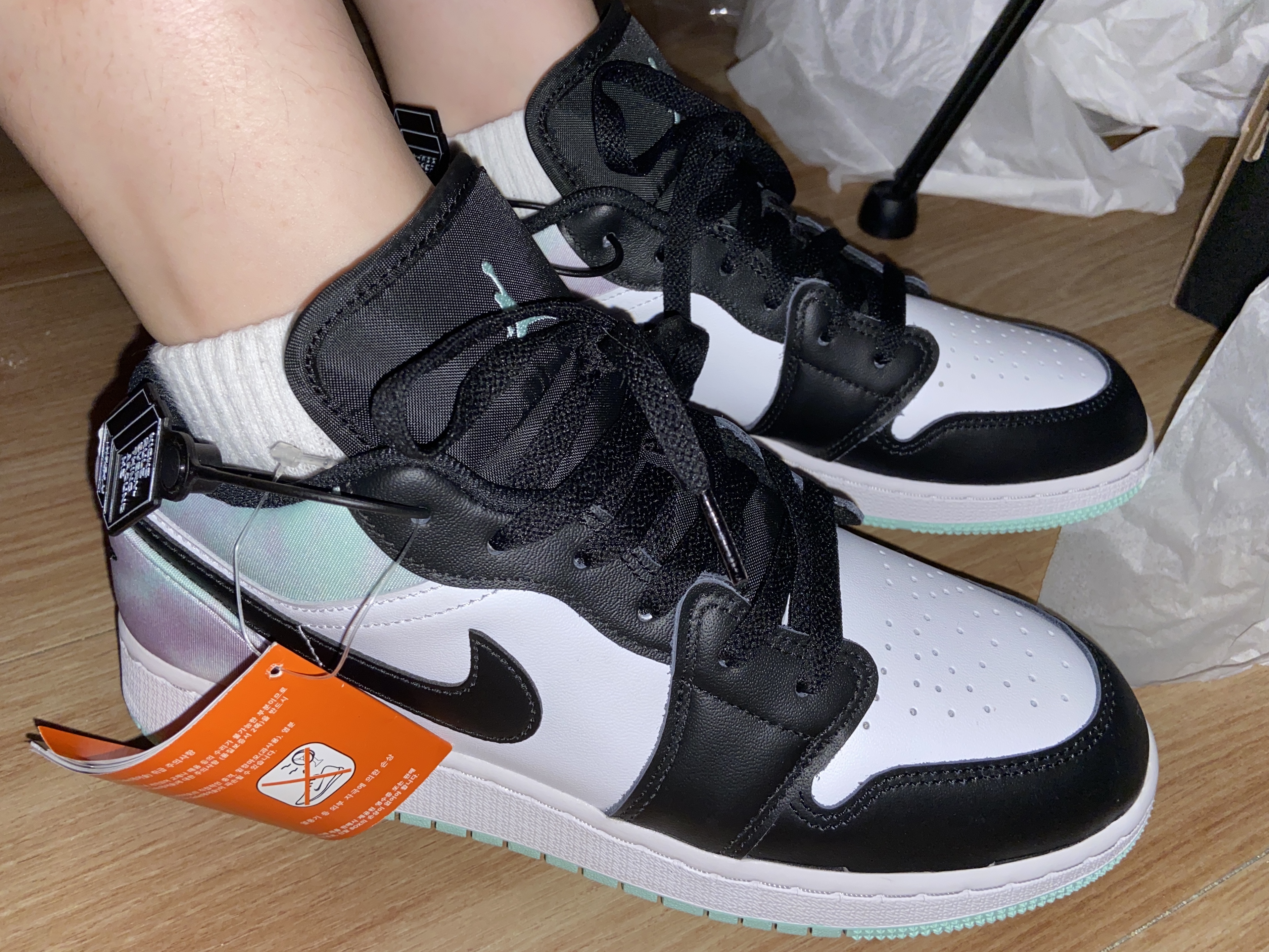(GS) Jordan 1 Low SE White Black Tie-Dye 착용 스타일
