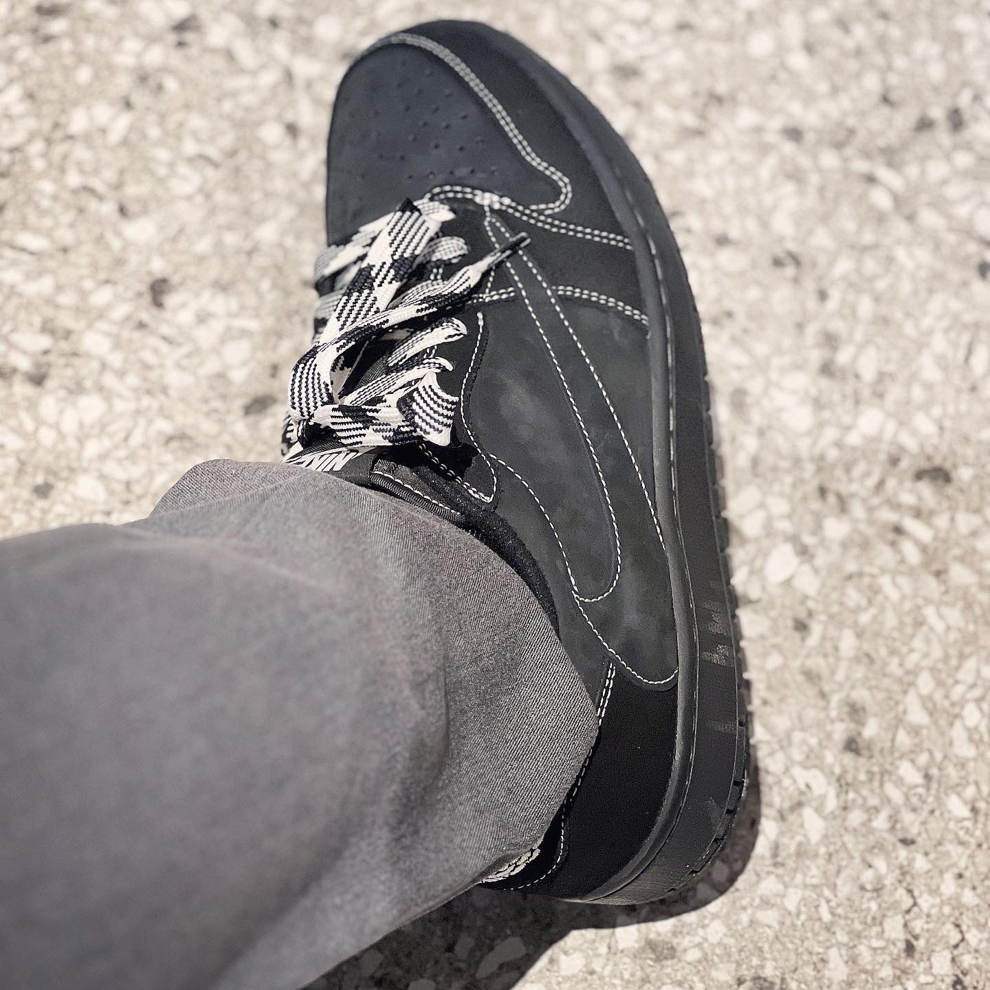 Jordan 1 x Travis Scott Retro Low OG SP Black Phantom, Louis Vuitton Trio Messenger Monogram Eclipse 착용 스타일 - 5