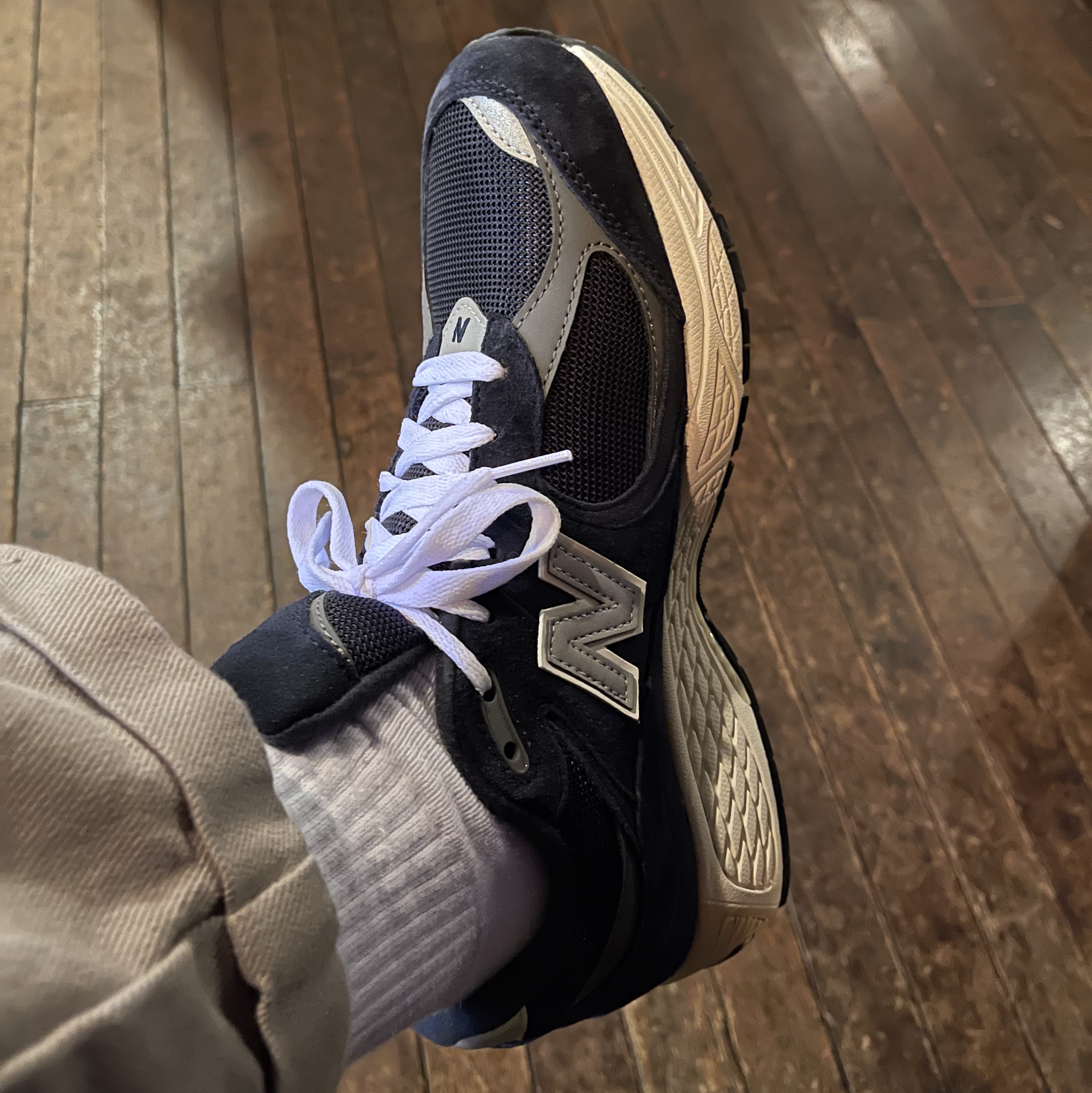 New Balance 2002R Eclipse Castlerock 착용 스타일