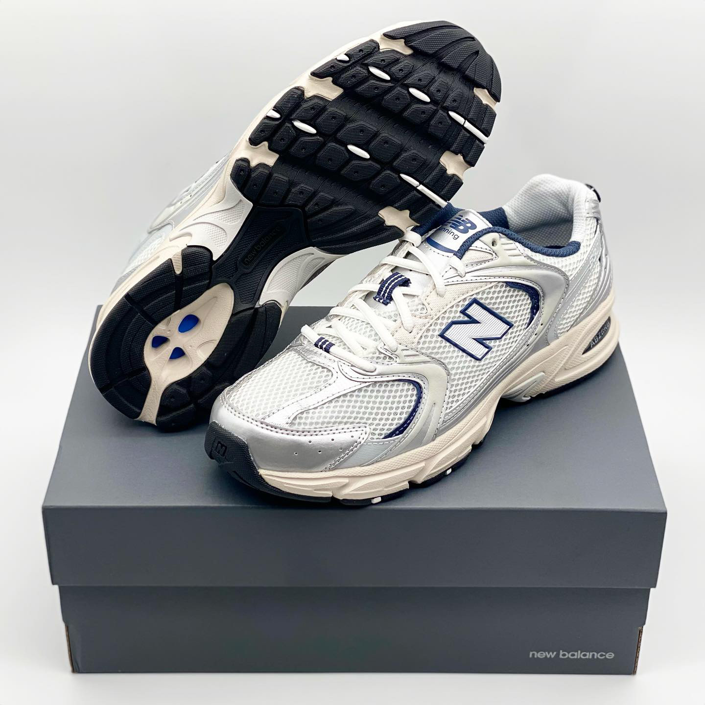 New Balance 530 Steel Grey 착용 스타일 - 1