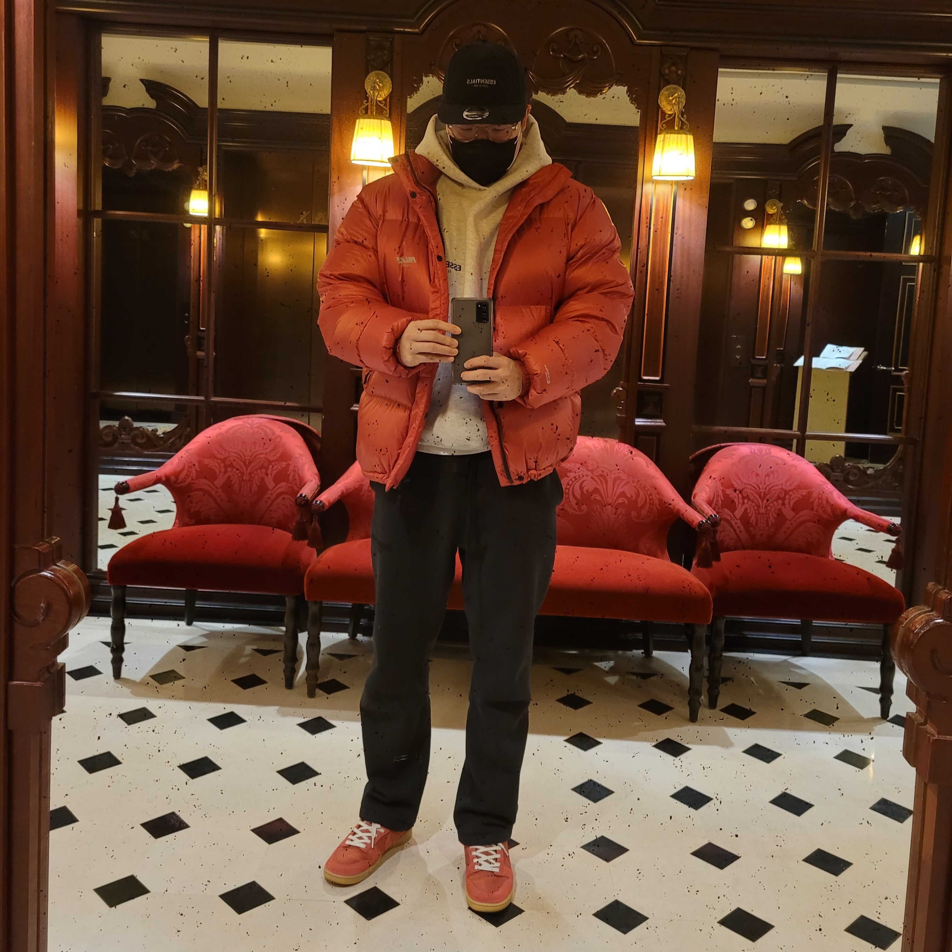 Essentials The Core Collection Hoodie Light Oatmeal, Essentials The Core Collection Relaxed Sweatpants Stretch Limo 착용 스타일 - 2