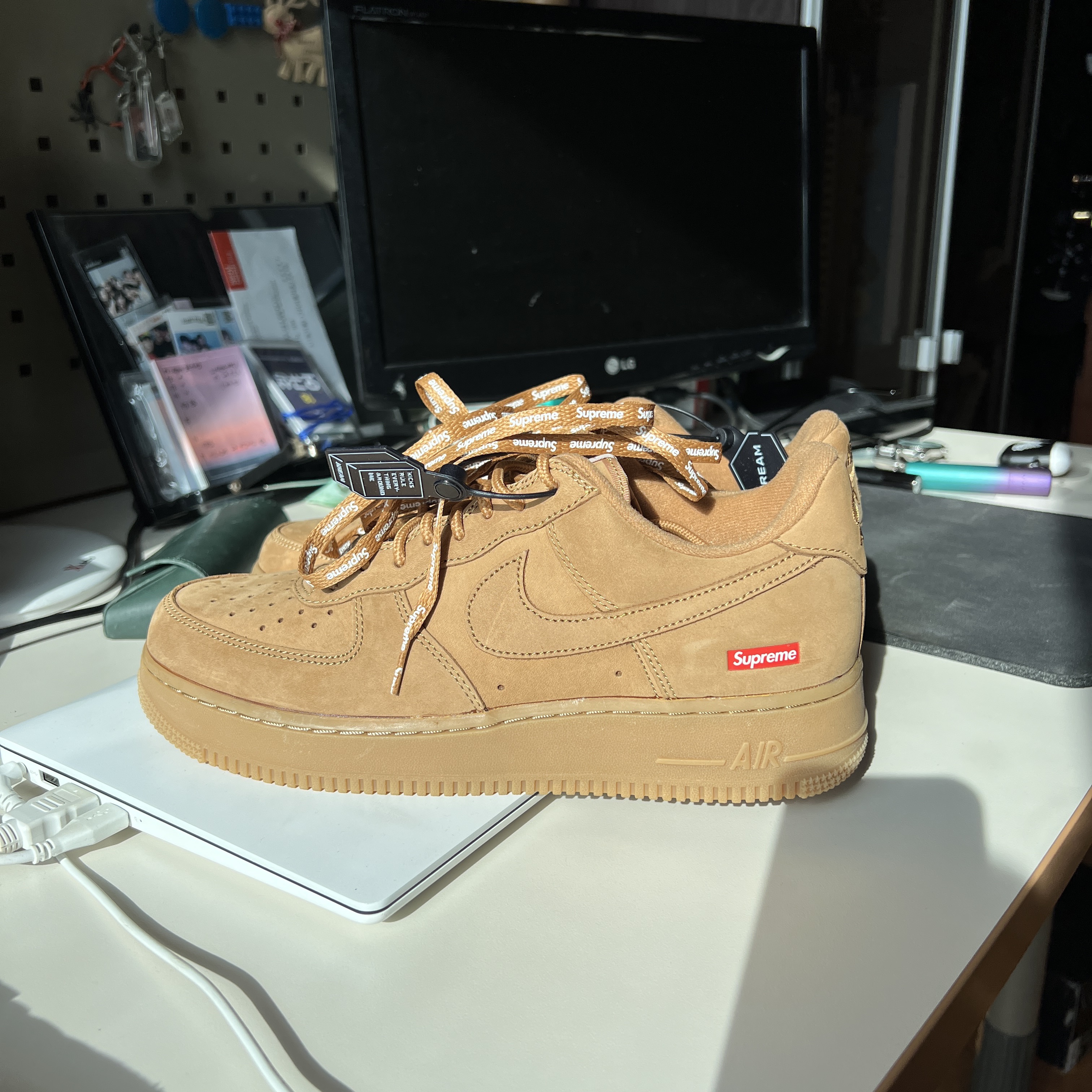 Nike x Supreme Air Force 1 Low Flax 착용 스타일 - 2