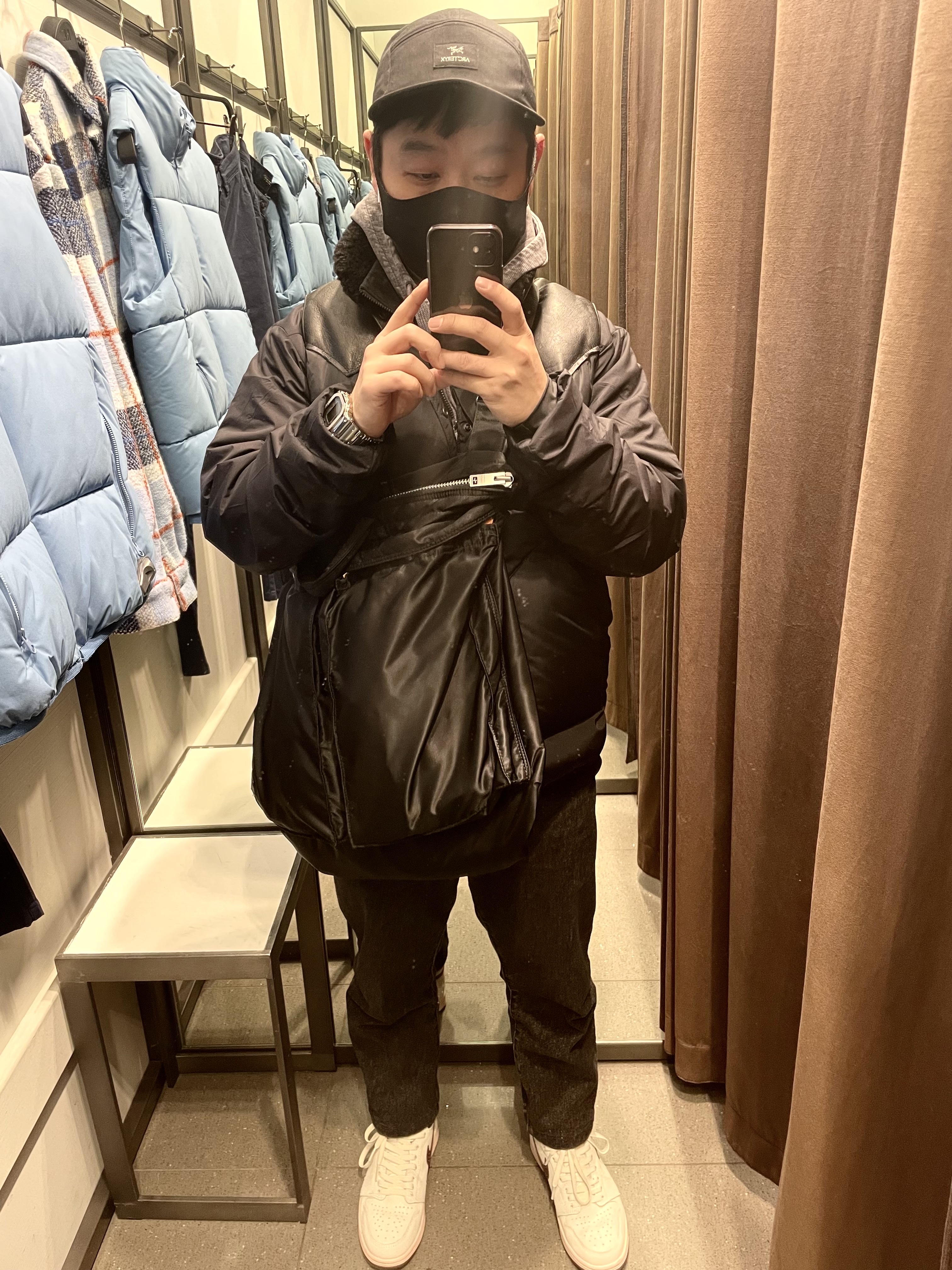 Jordan 1 x A Ma Maniere Retro High OG SP Sail and Burgundy, Porter Tanker 2Way Helmet Bag Black 착용 스타일 - 1