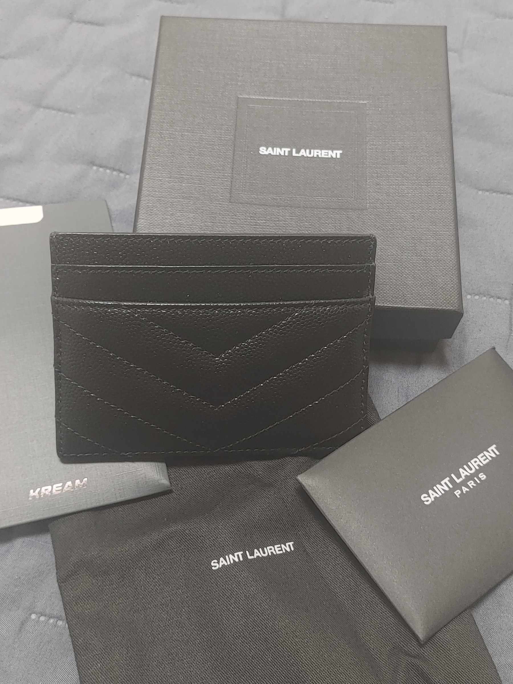 Saint Laurent Cassandre Matelasse Card Case in Grain De Poudre Embossed Leather Black 착용 스타일 - 3