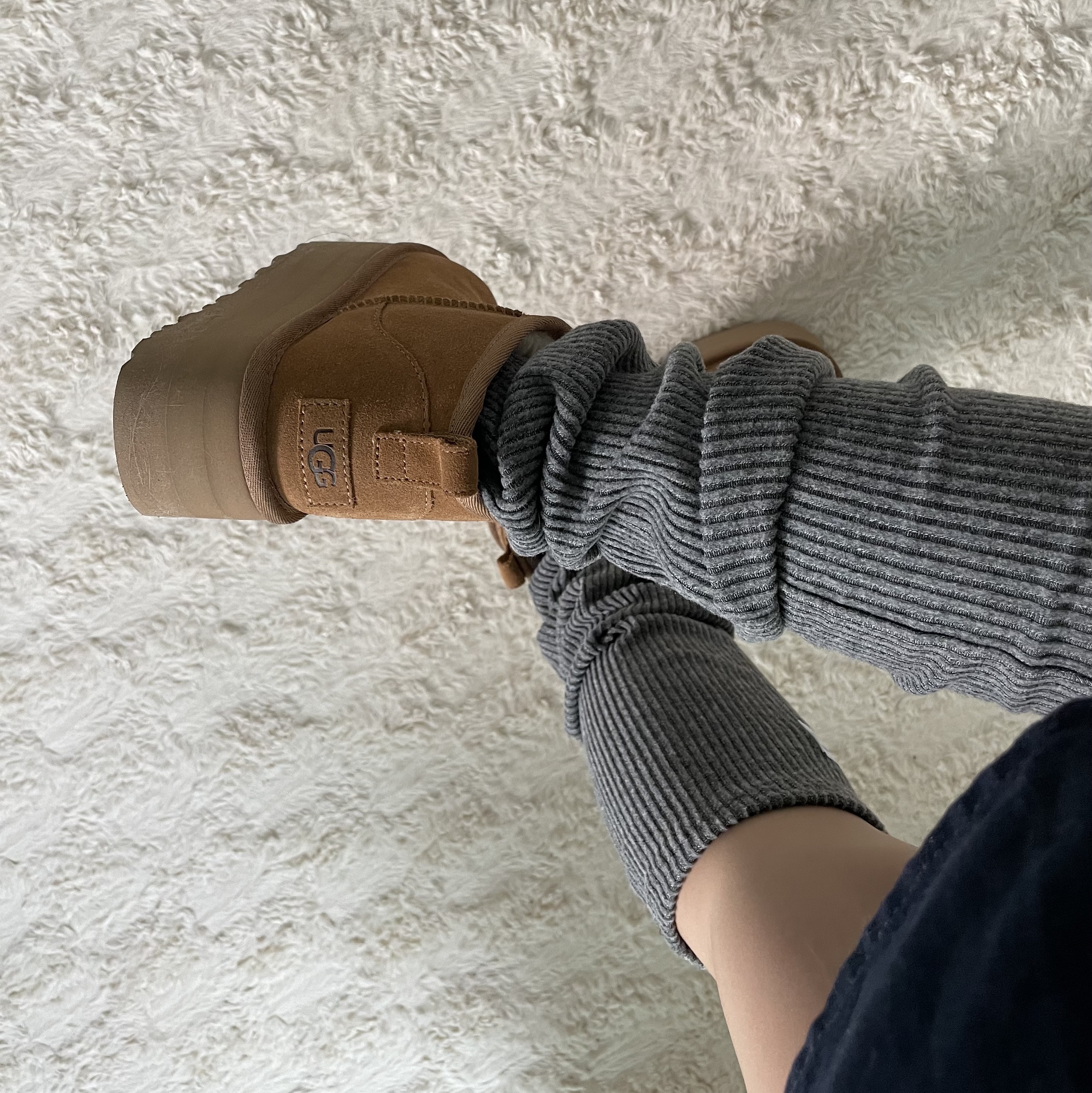 (W) UGG Classic Ultra Mini Platform Boots Chestnut 착용 스타일 - 5