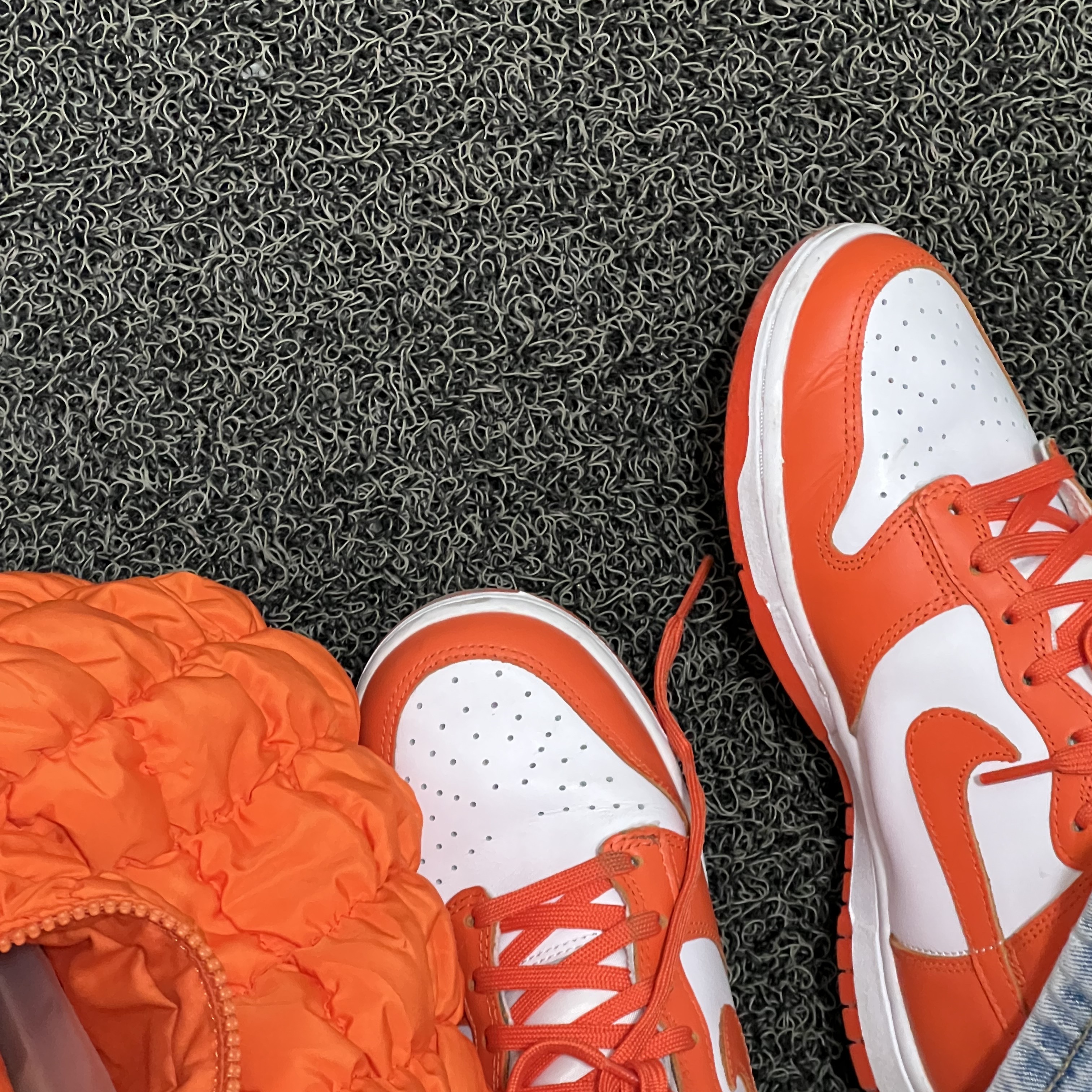 (W) Nike Dunk High Orange Blaze, COS Quilted Mini Bag Bright Orange 착용 스타일