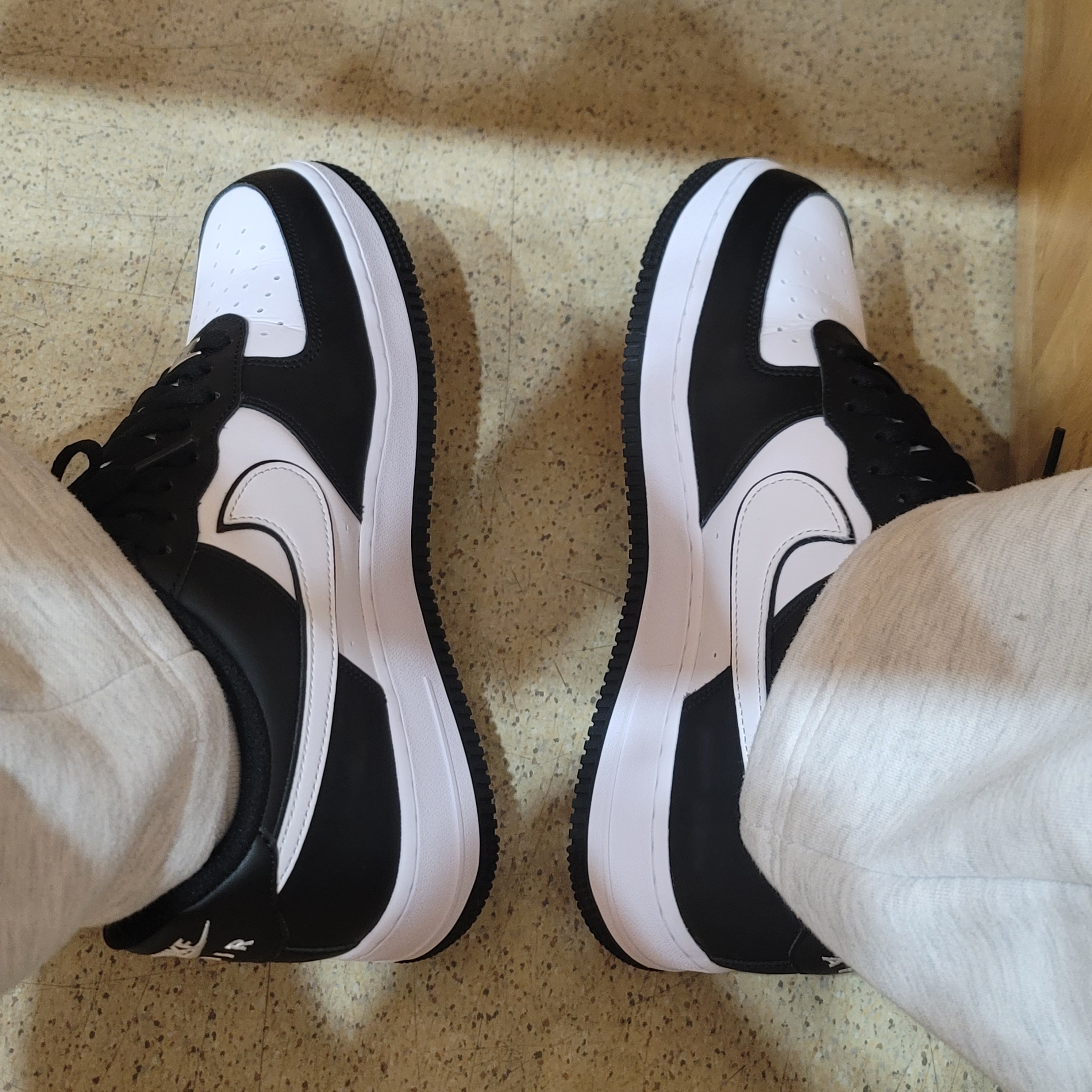 Nike Air Force 1 '07 Black White 착용 스타일 - 1