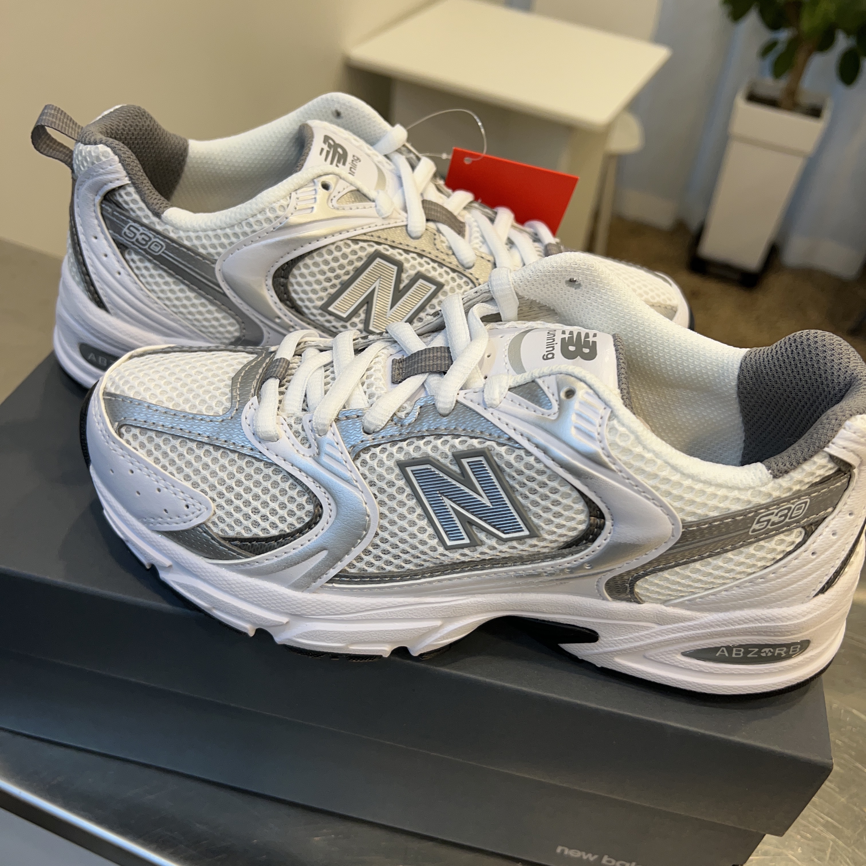 New Balance 530 White Silver 착용 스타일