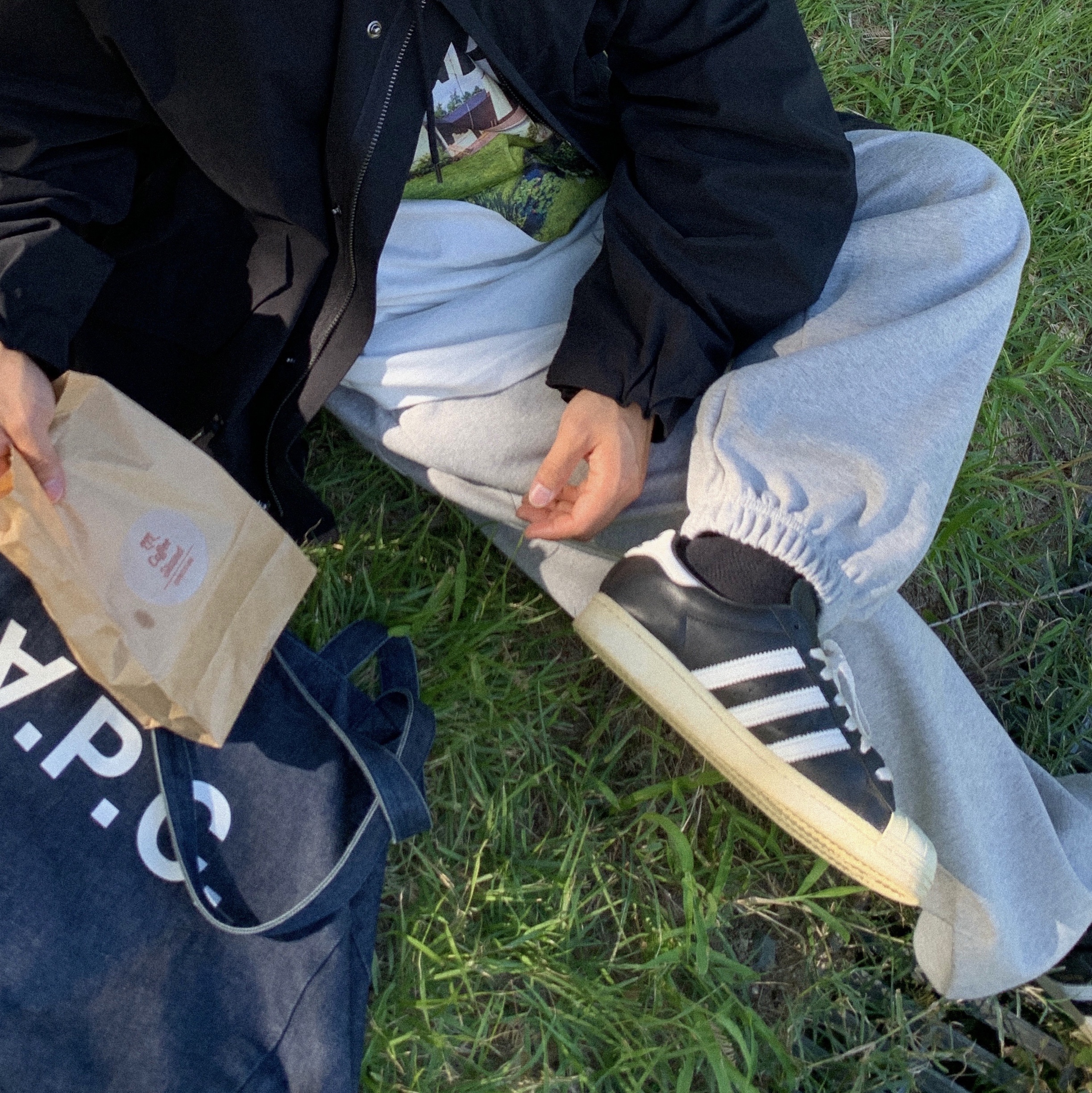 Adidas Superstar Premium Black White, A.P.C. Daniela Shopping Bag Indigo 착용 스타일 - 2