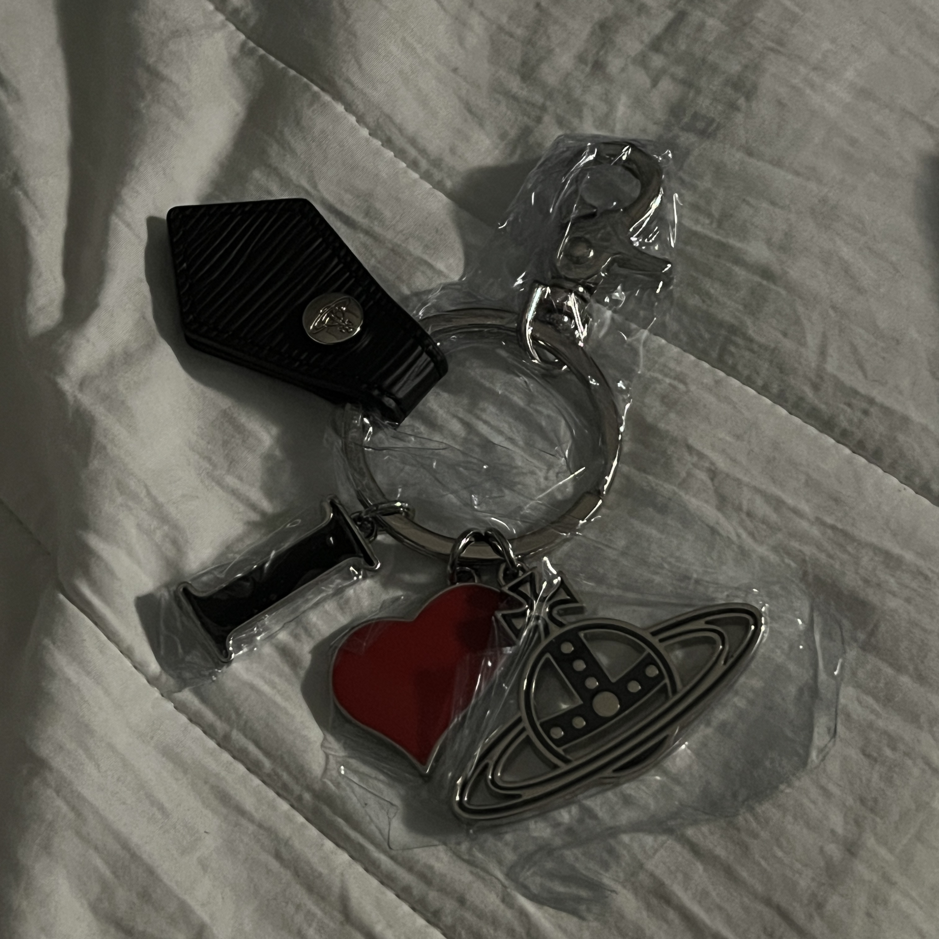 Vivienne Westwood I Love Orb Keyring Black 착용 스타일