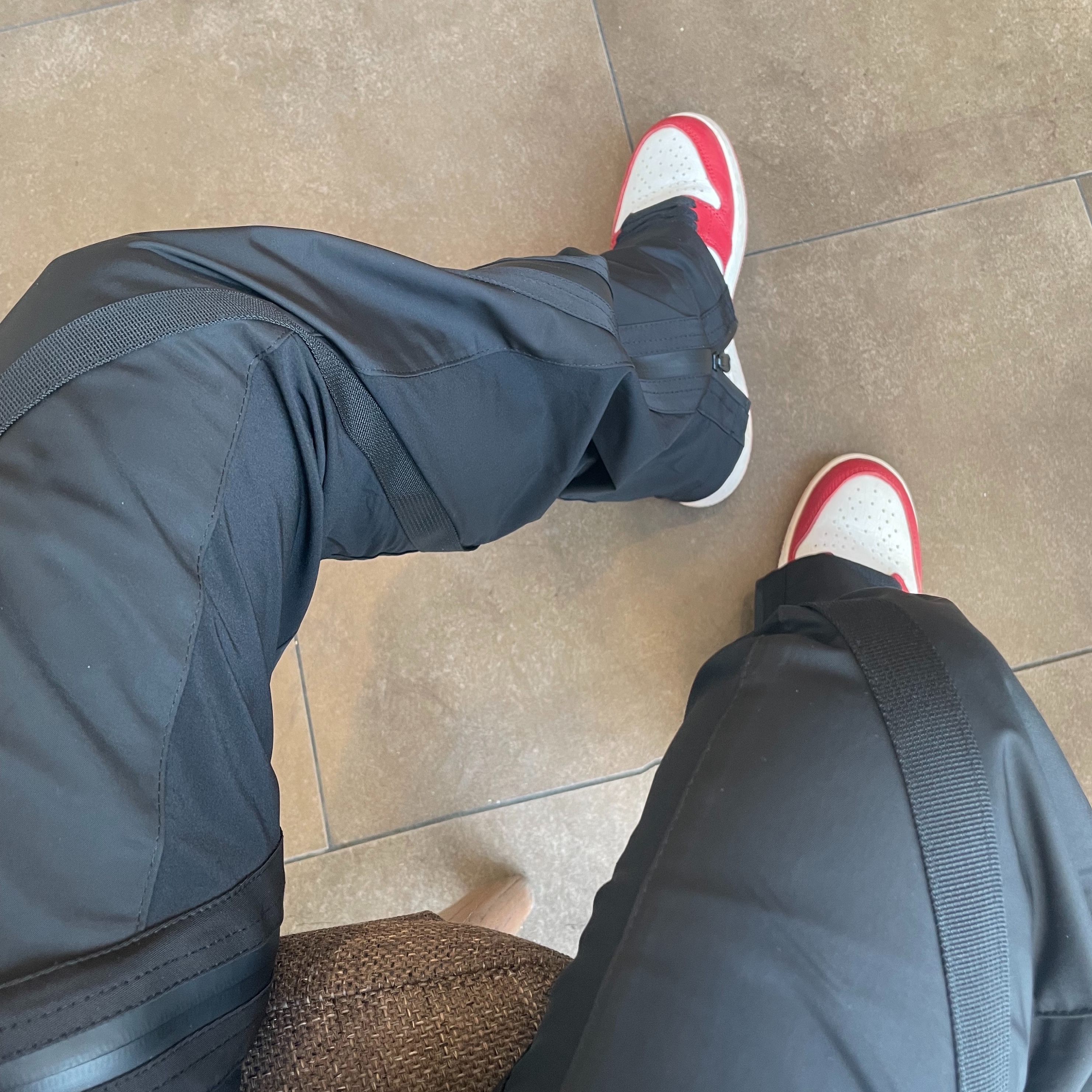 (GS) Jordan 1 Retro High OG Chicago 2022, Essentials The Core Collection Pullover Hoodie Black 착용 스타일 - 2