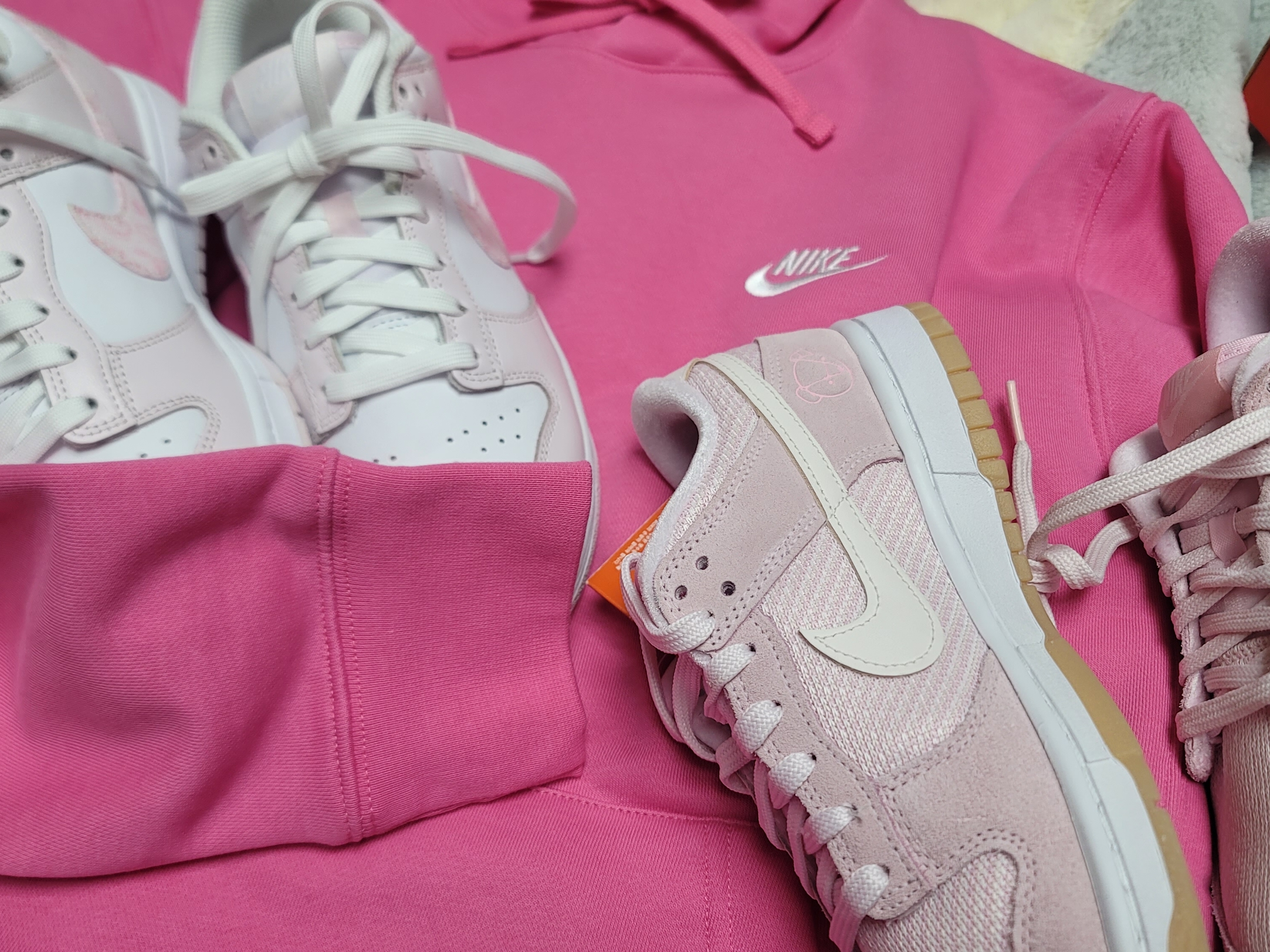 (W) Nike Dunk Low SE Light Soft Pink, (GS) Nike Air Force 1 White Pink 착용 스타일 - 3