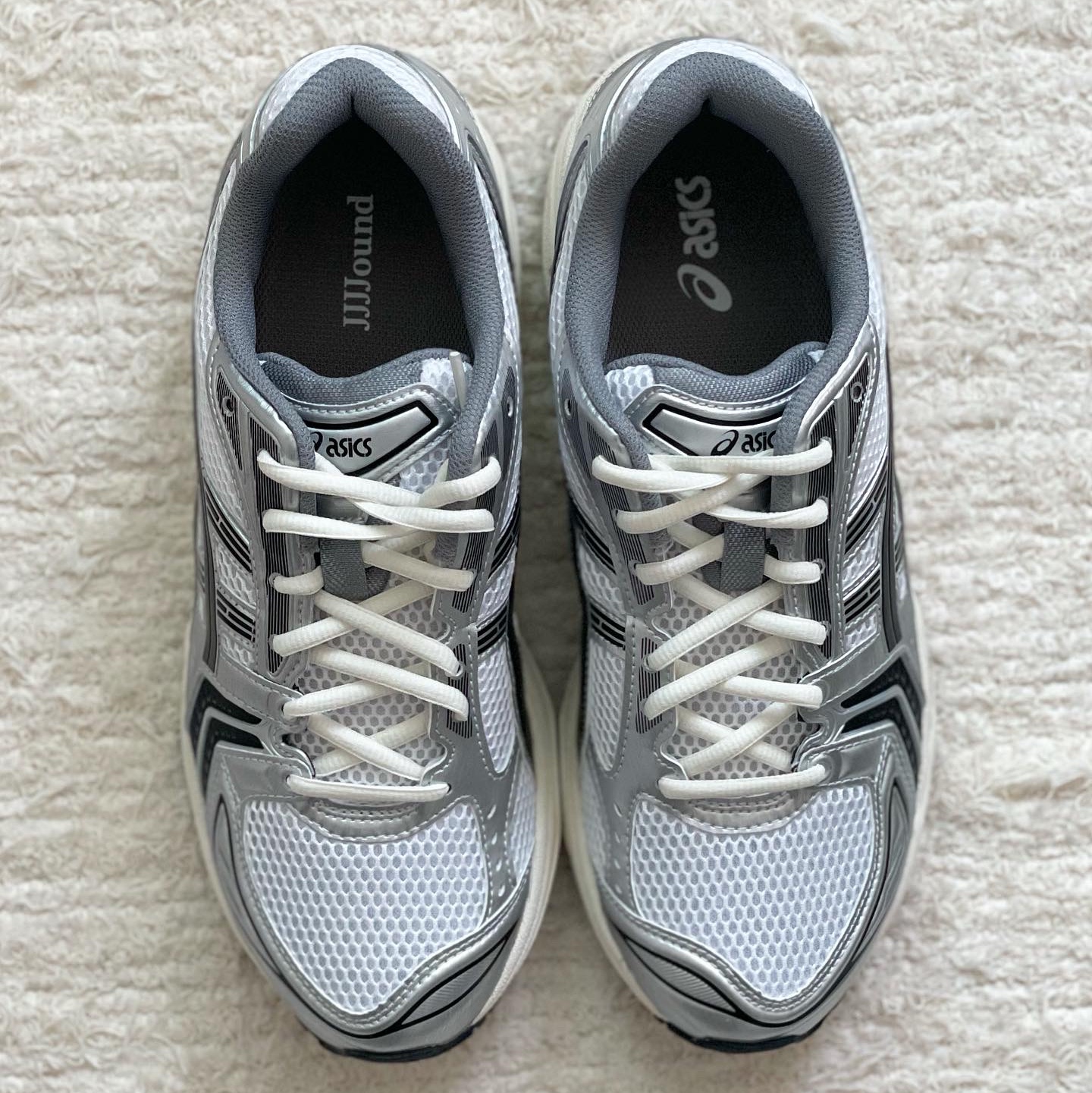 Asics x JJJJound Gel-Kayano 14 Silver Black 착용 스타일 - 4