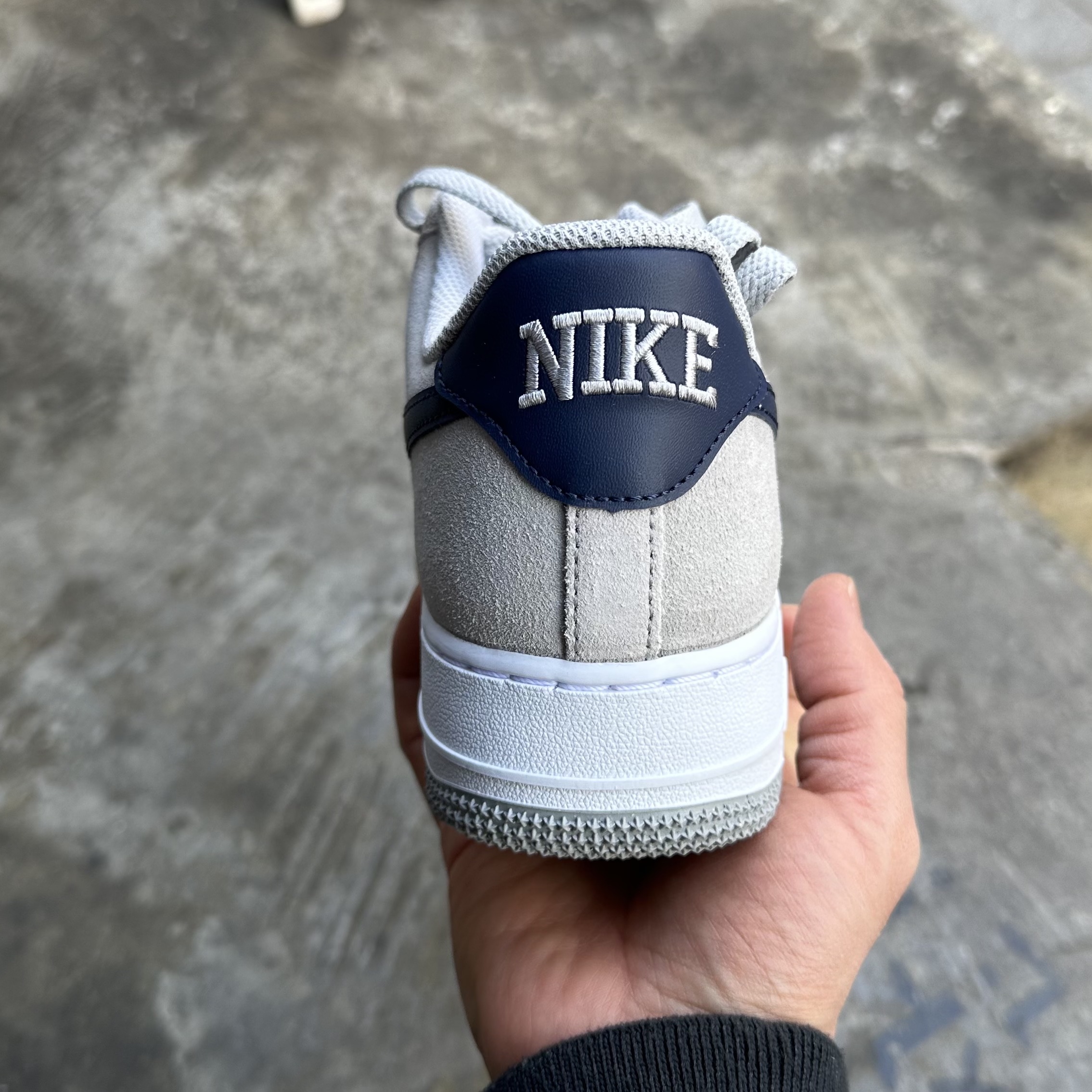 Nike Air Force 1 '07 Light Smoke Grey Midnight Navy 착용 스타일 - 2