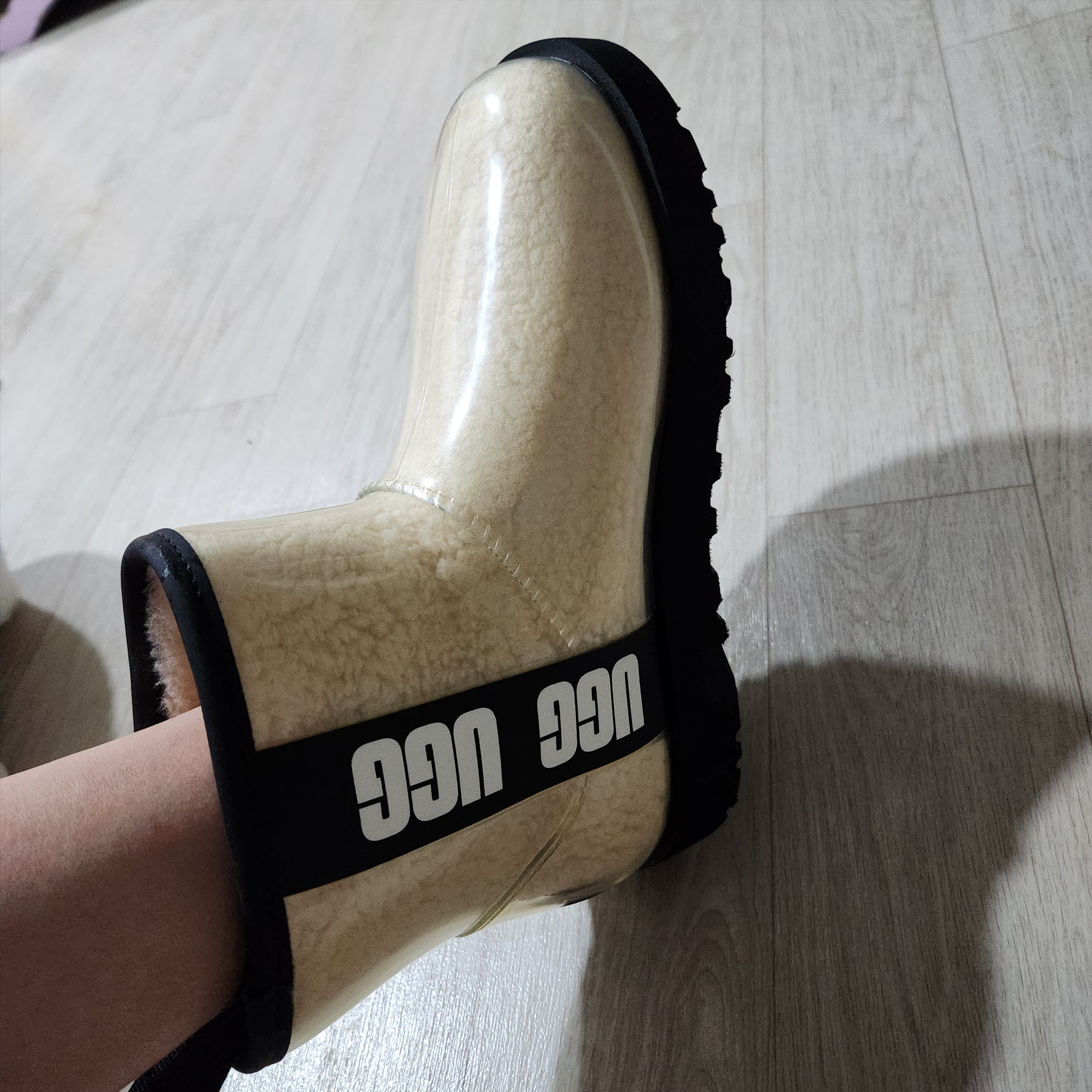 (W) UGG Classic Clear Mini Boots Natural Black 착용 스타일 - 1