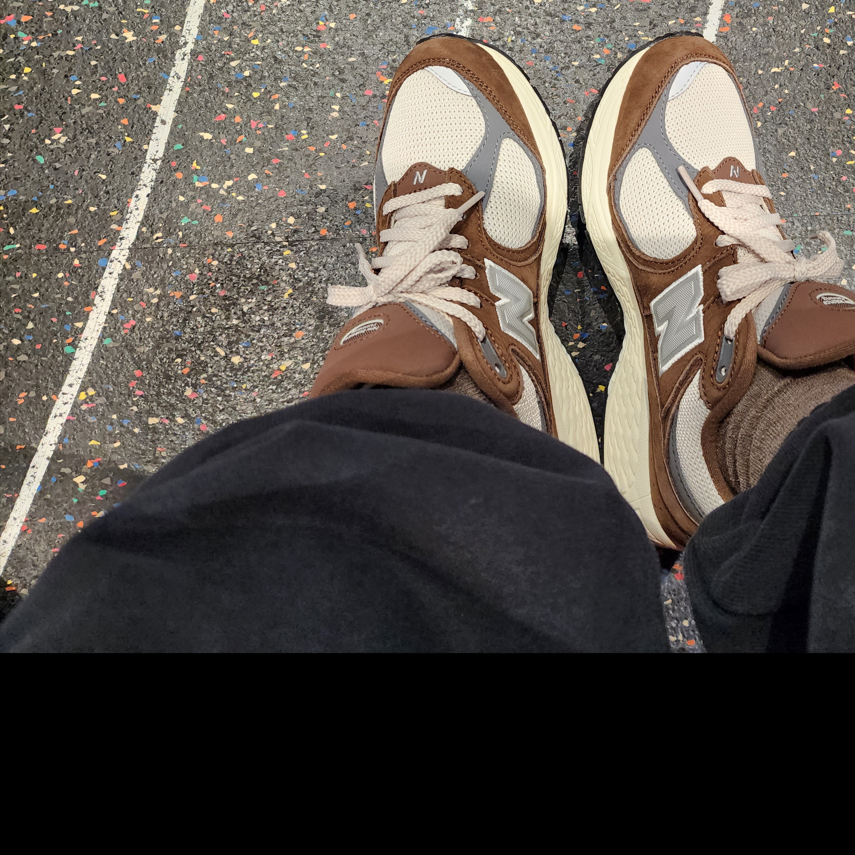 New Balance 2002R Brown Cream 착용 스타일 - 2
