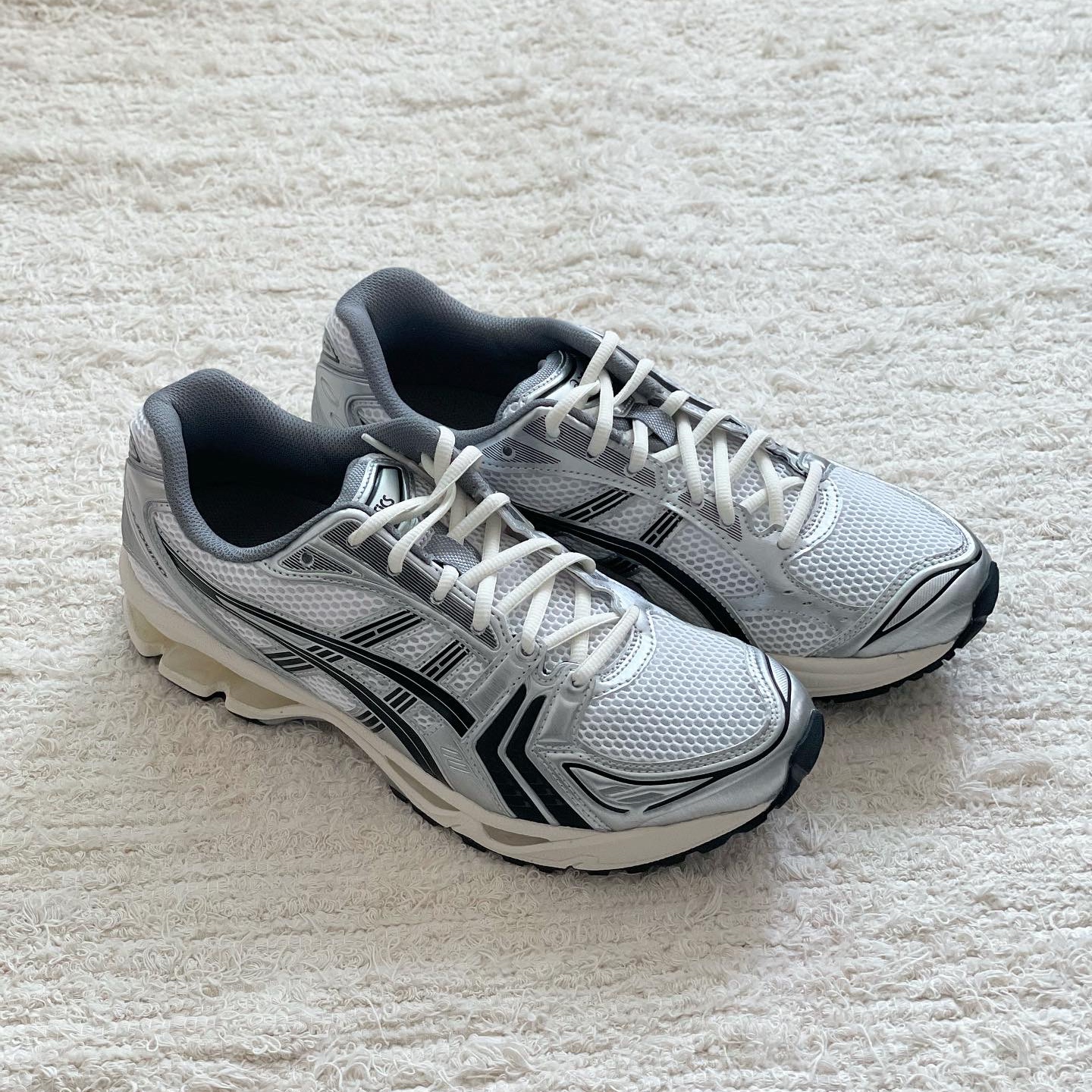 Asics x JJJJound Gel-Kayano 14 Silver Black 착용 스타일 - 1