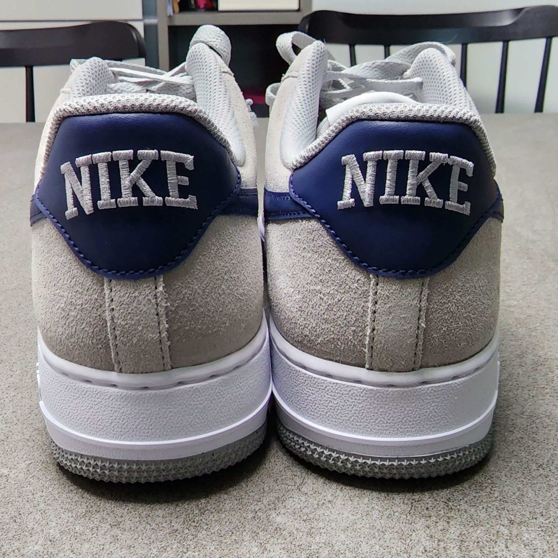 Nike Air Force 1 '07 Light Smoke Grey Midnight Navy 착용 스타일 - 4