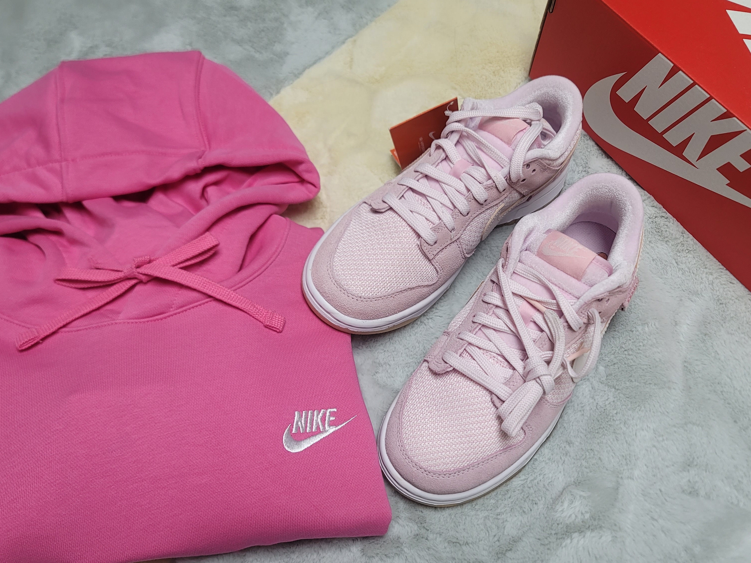 (W) Nike Dunk Low SE Light Soft Pink, (GS) Nike Air Force 1 White Pink 착용 스타일 - 2