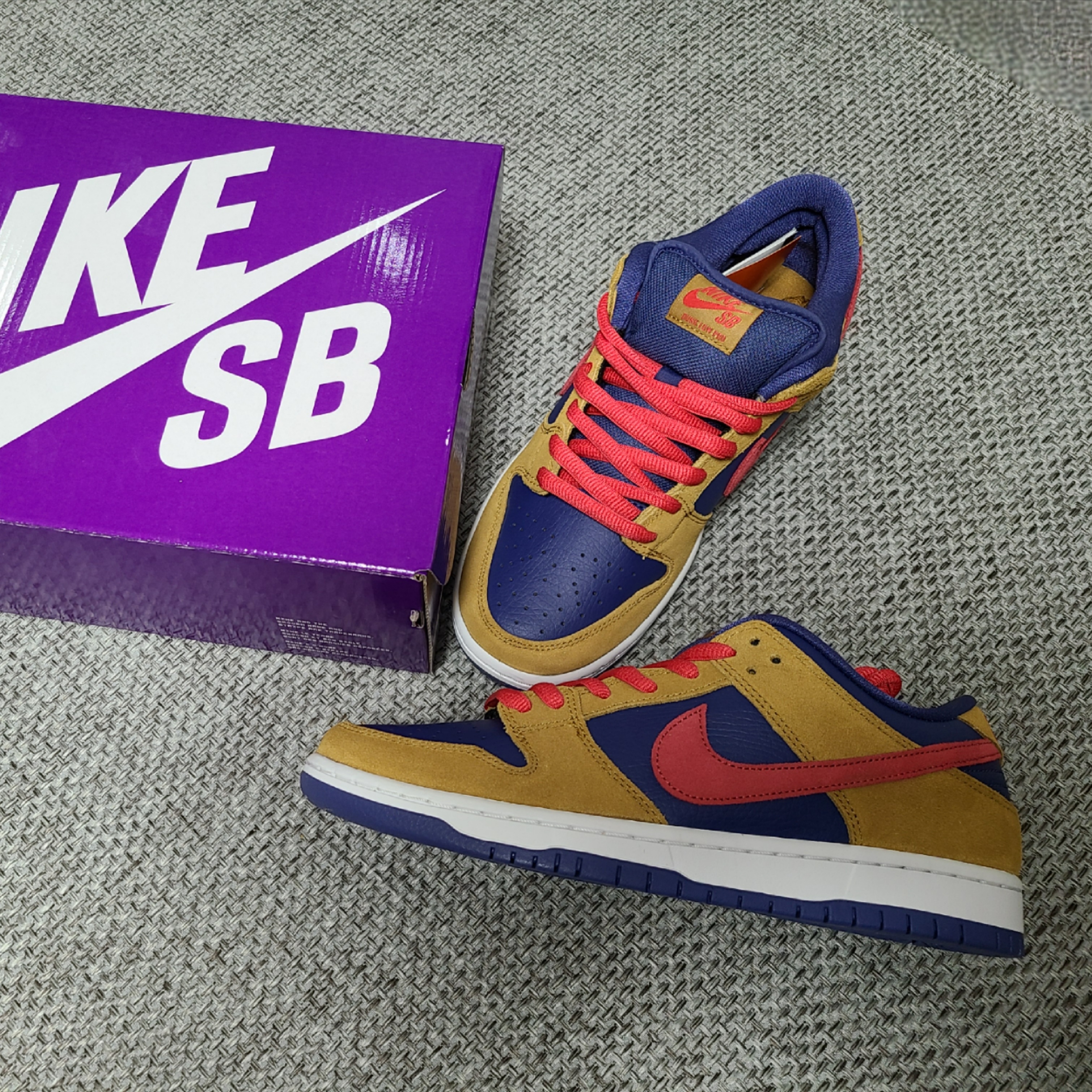 Nike SB Dunk Low Pro Wheat and Purple 착용 스타일