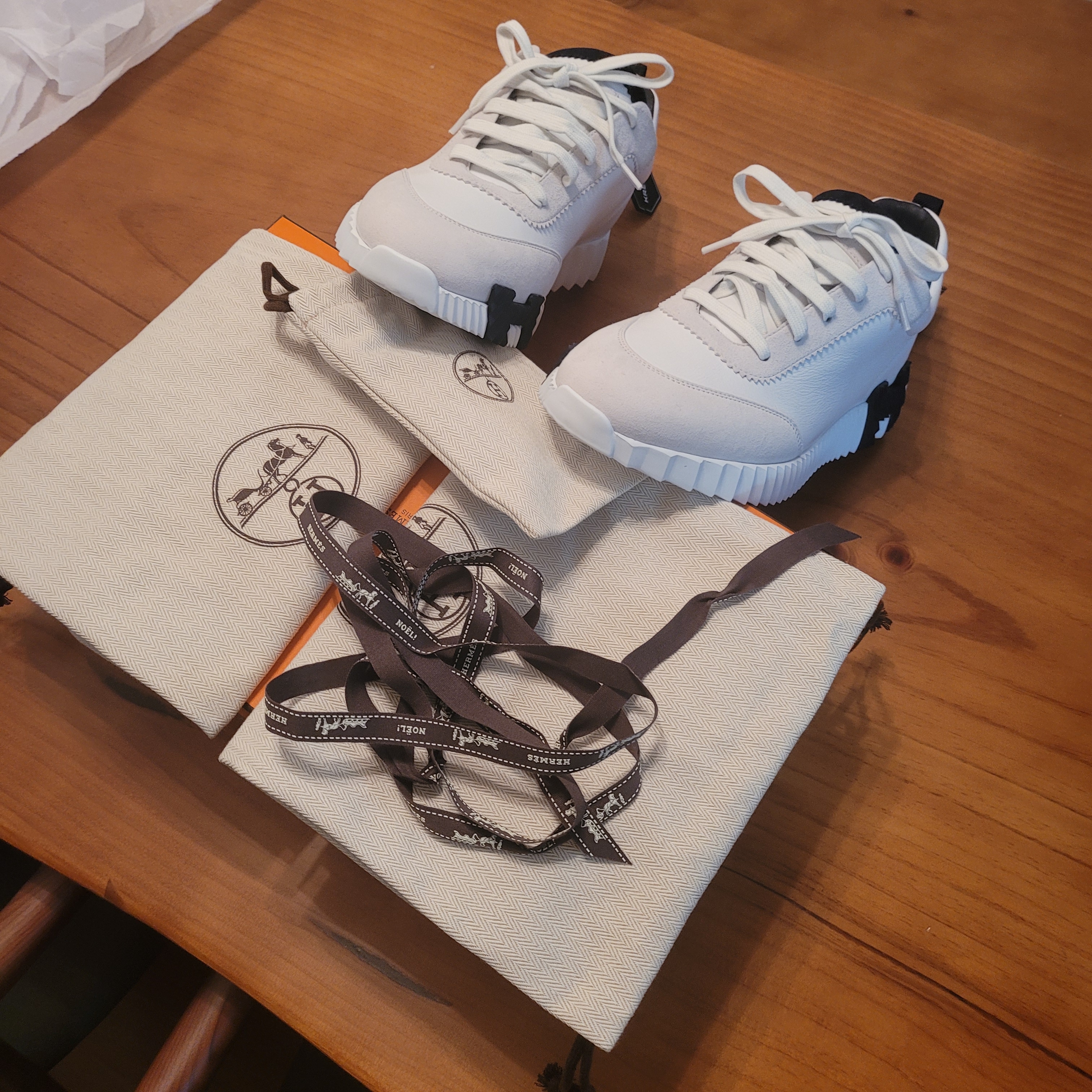 Hermes Bouncing Sneakers Calfskin Suede Goatskin & Blanc 착용 스타일