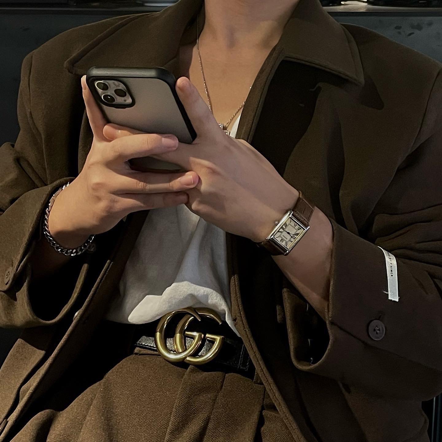 Dior B23 High Dior Oblique White & Black, Gucci GG Marmont Leather Belt with Double G Buckle Black Brass 착용 스타일 - 2