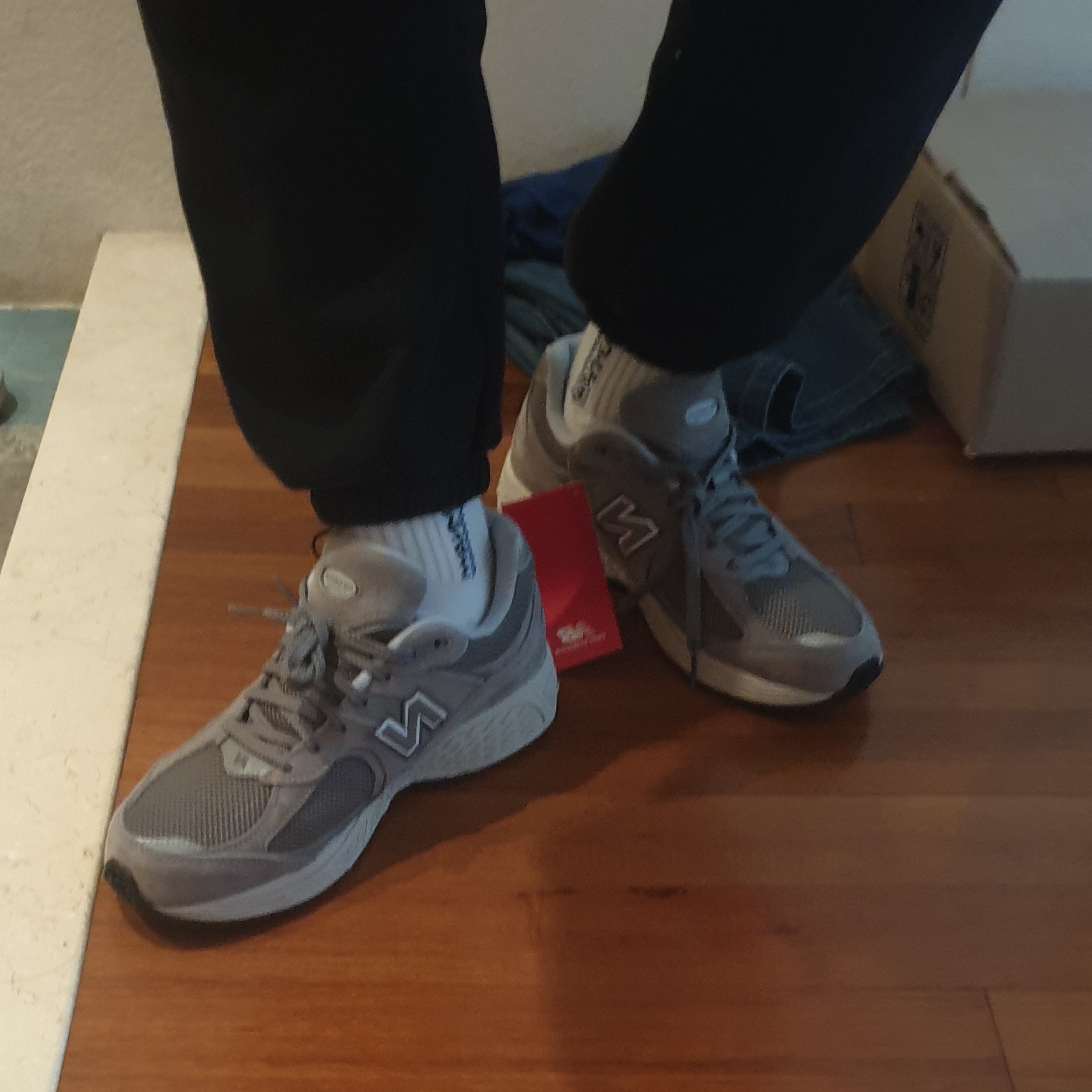 New Balance 2002R Grey 착용 스타일