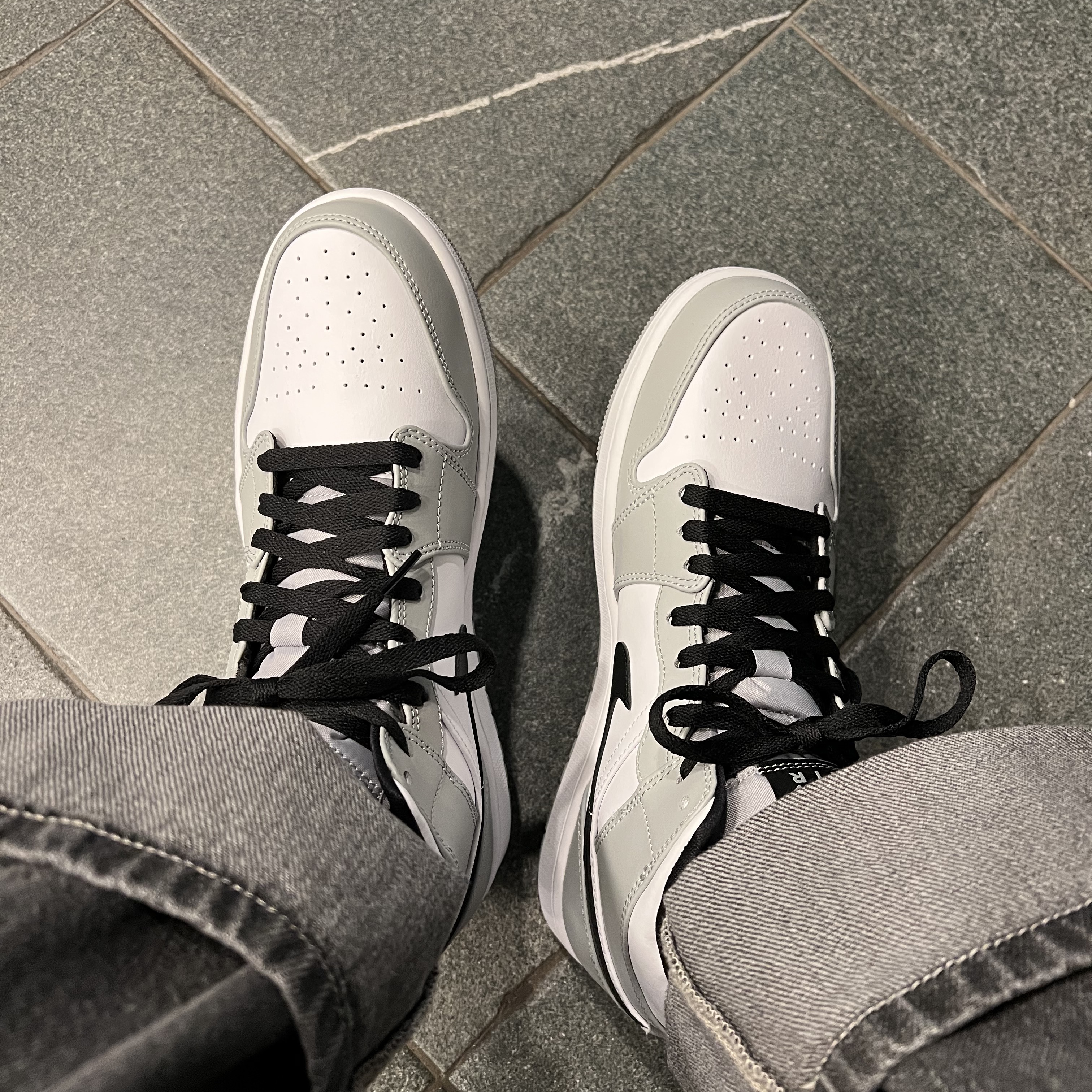 Jordan 1 Mid Light Smoke Grey 착용 스타일
