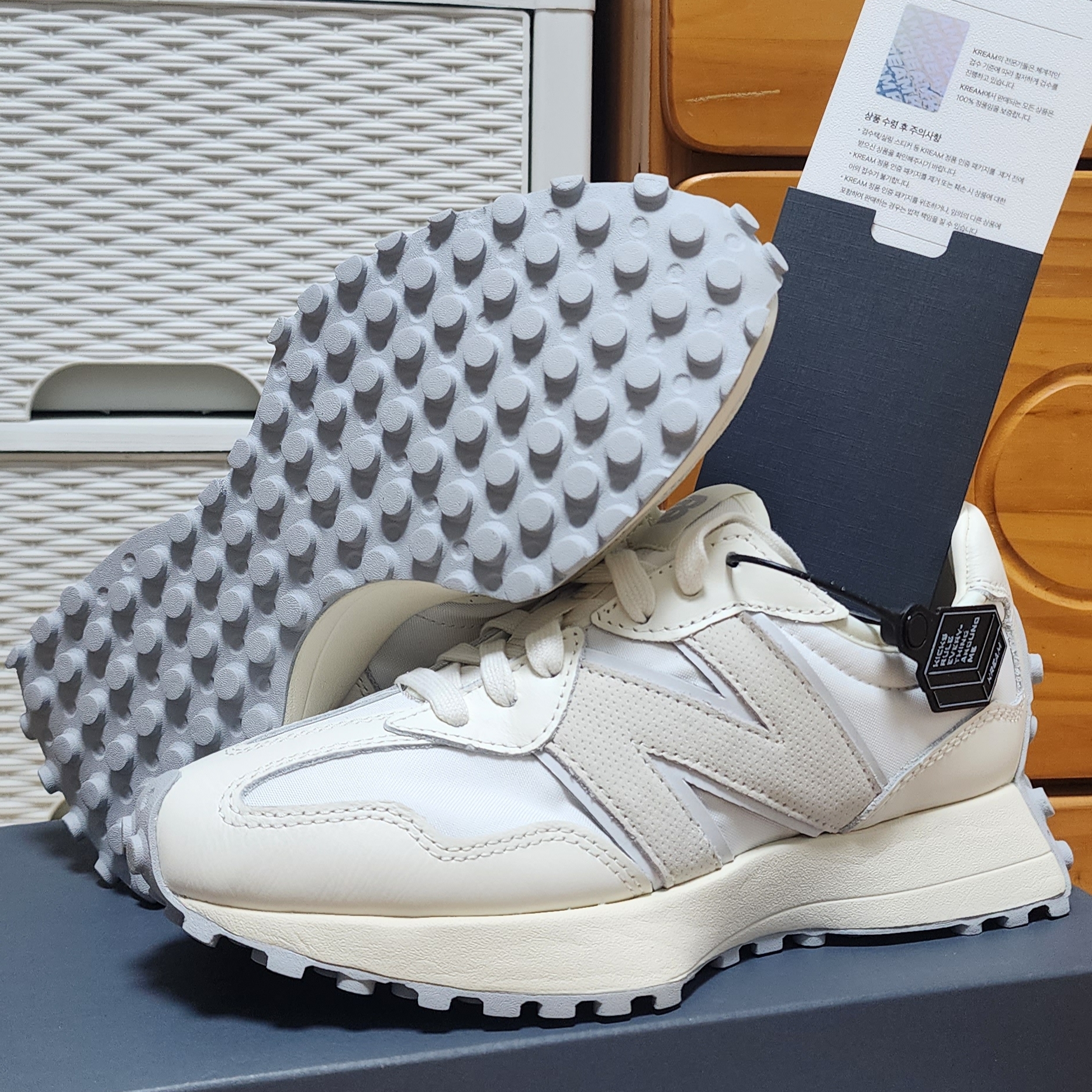New Balance 327 Shifted White Pack 착용 스타일 - 1