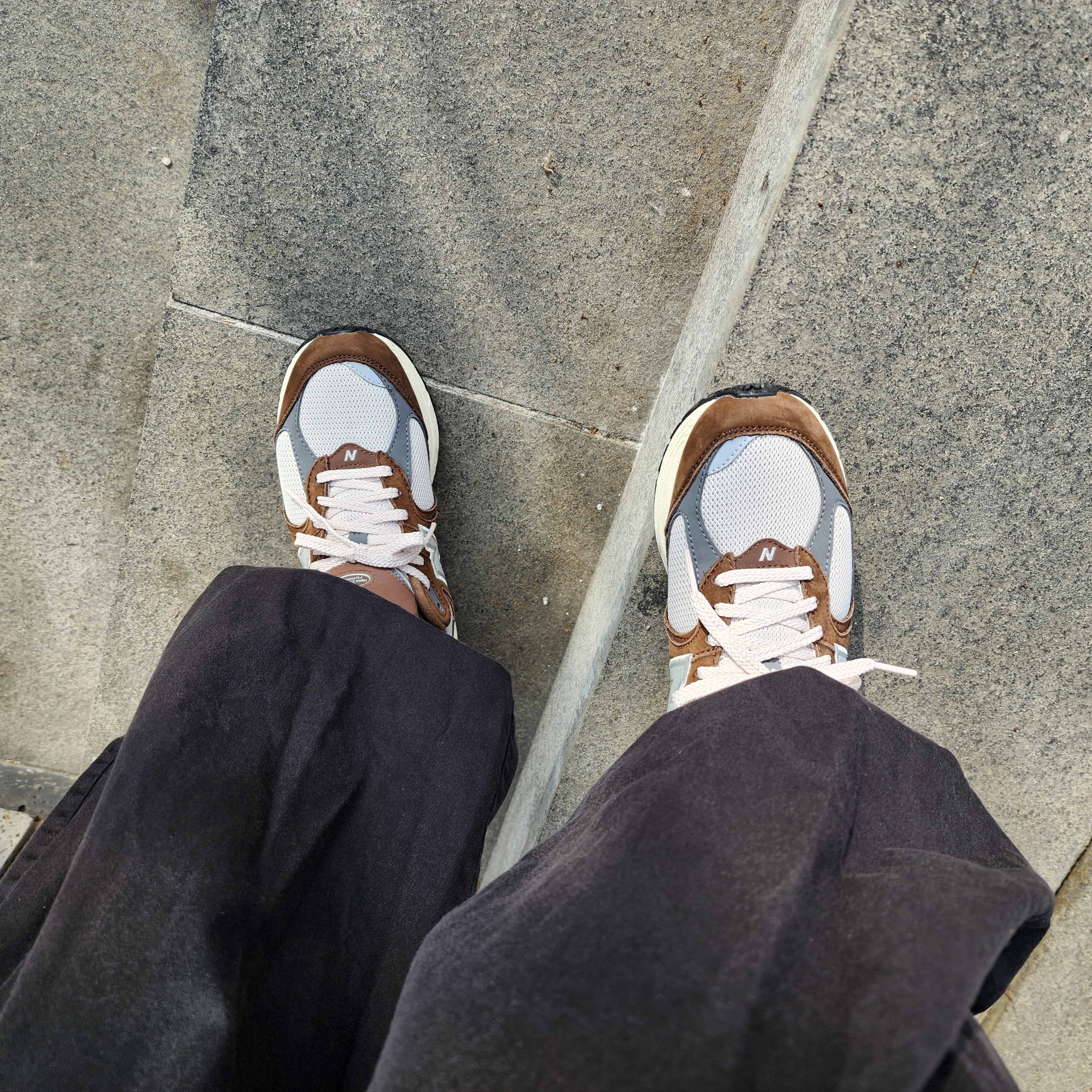 New Balance 2002R Brown Cream 착용 스타일 - 3