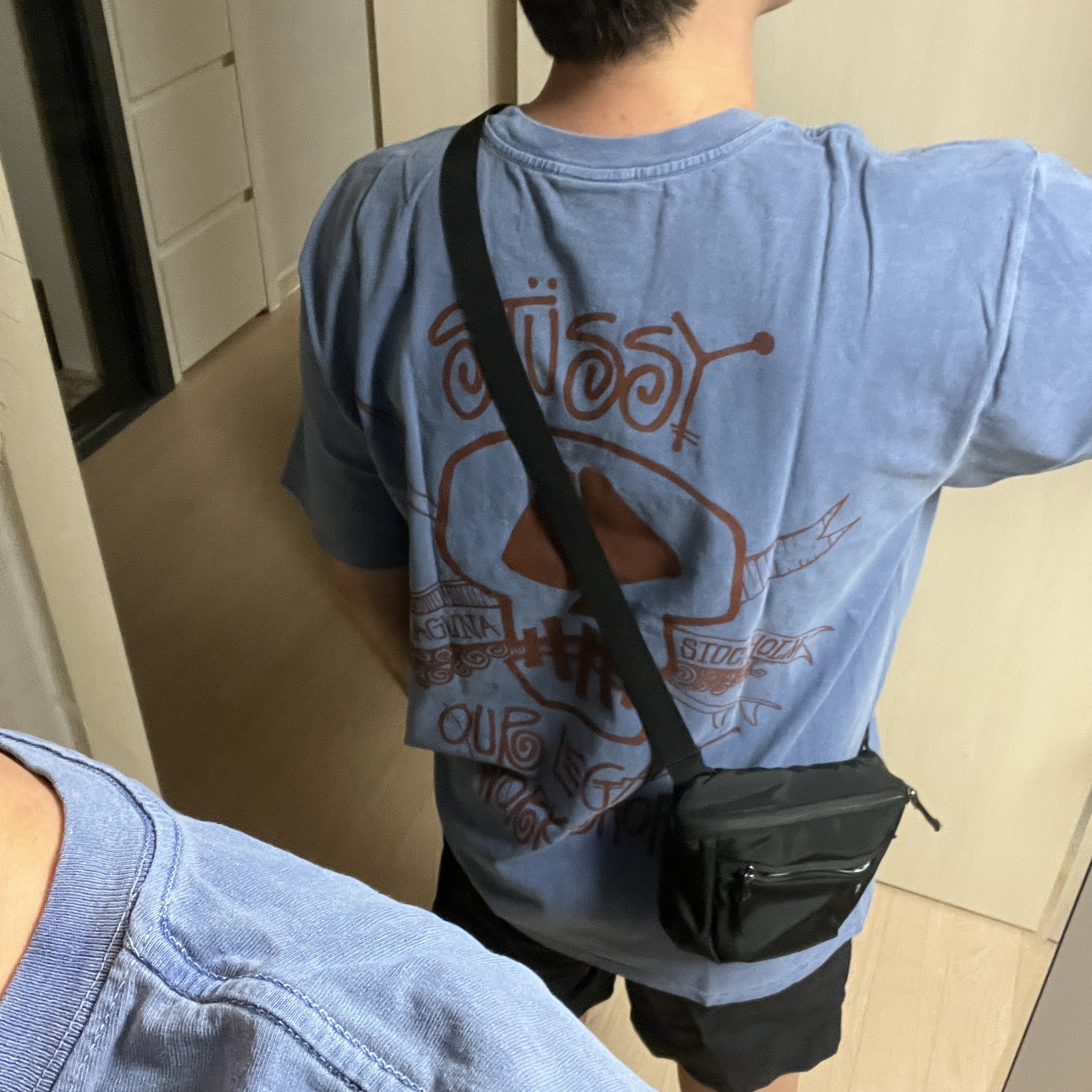 Stussy x Our Legacy Work Shop Surf Skull Pigment Dyed T-Shirt Indigo, Arc'teryx Mantis 2 Waistpack Black 착용 스타일