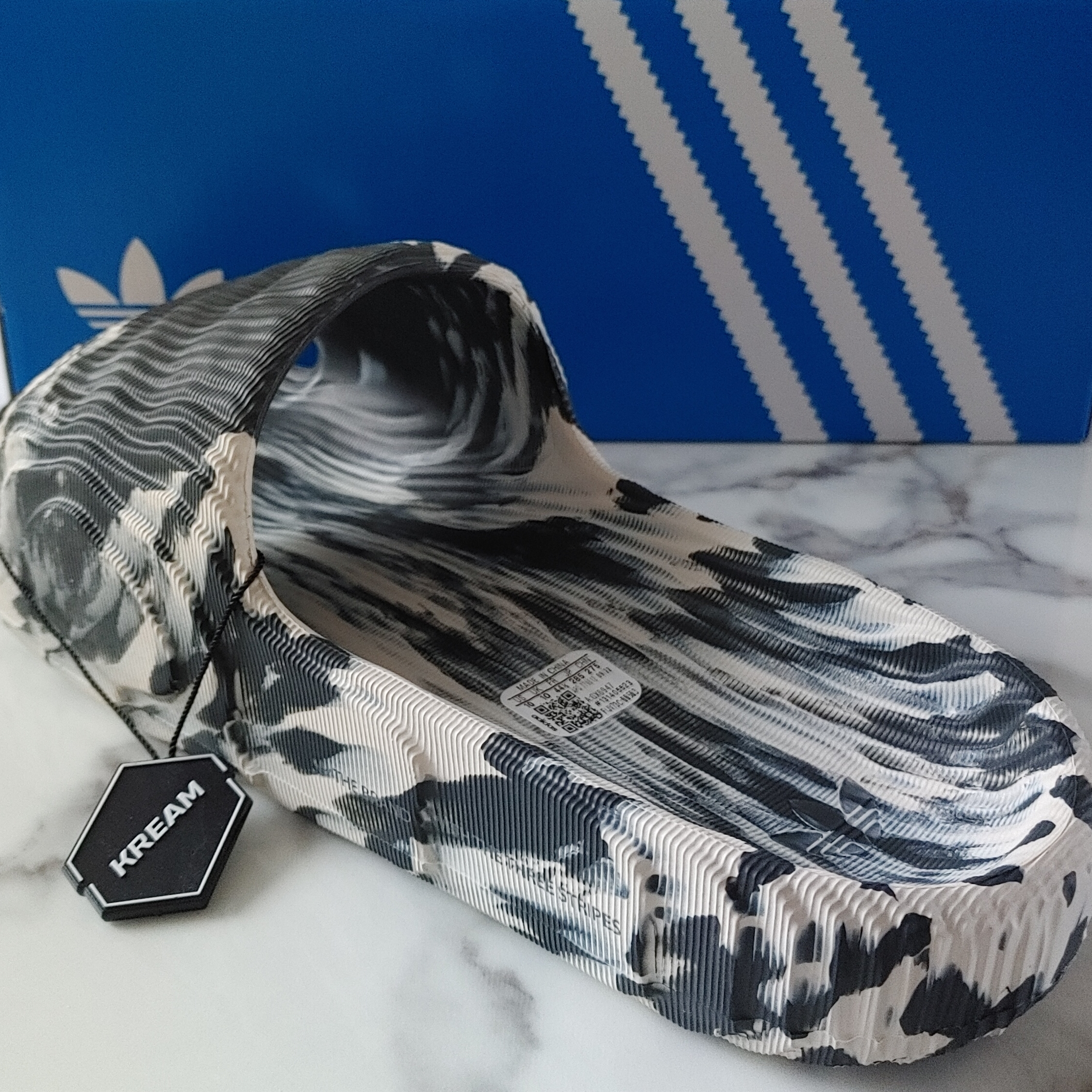 Adidas Adilette 22 Carbon Aluminium 착용 스타일 - 3