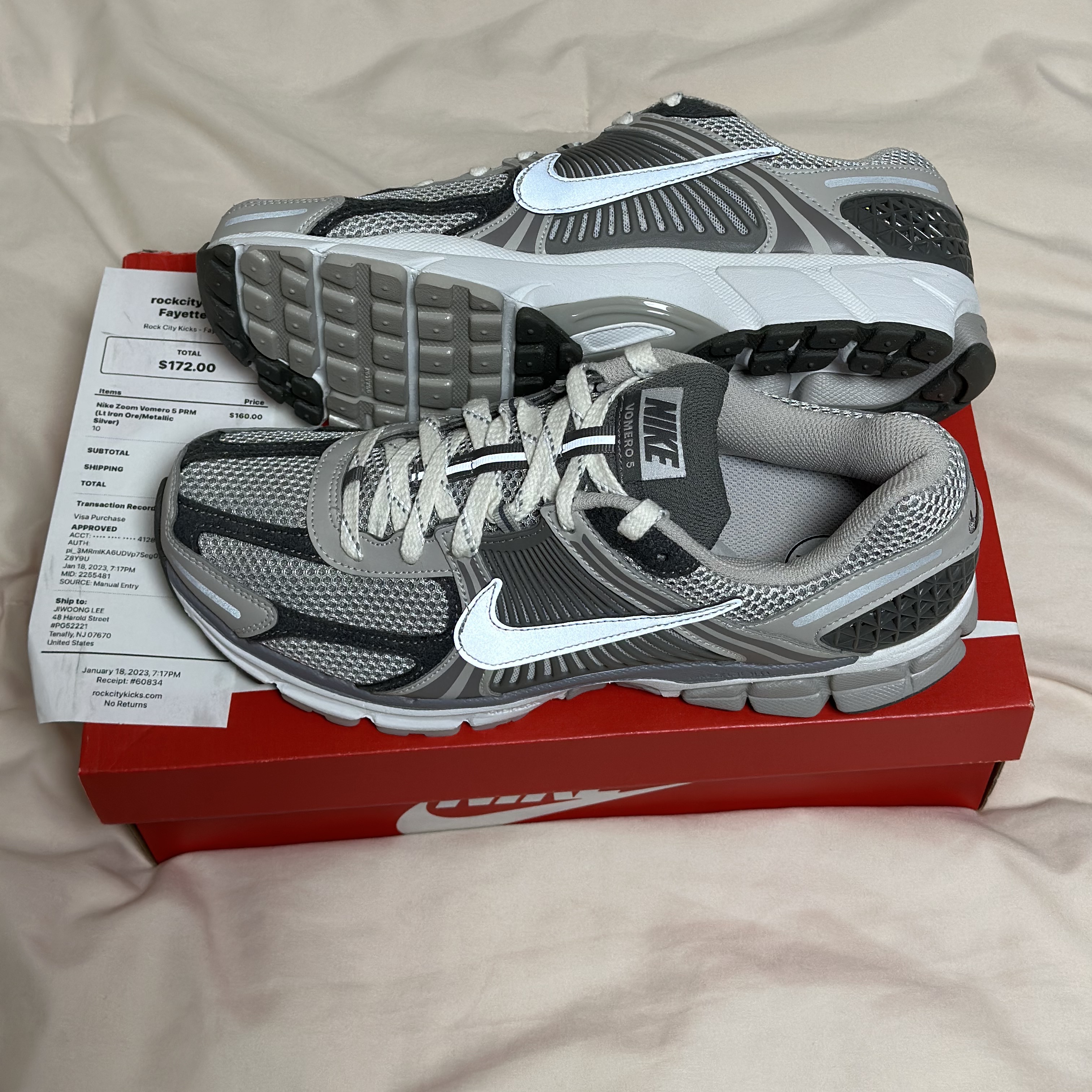 Nike Zoom Vomero 5 PRM Light Iron Ore and Flat Fewter 착용 스타일 - 1