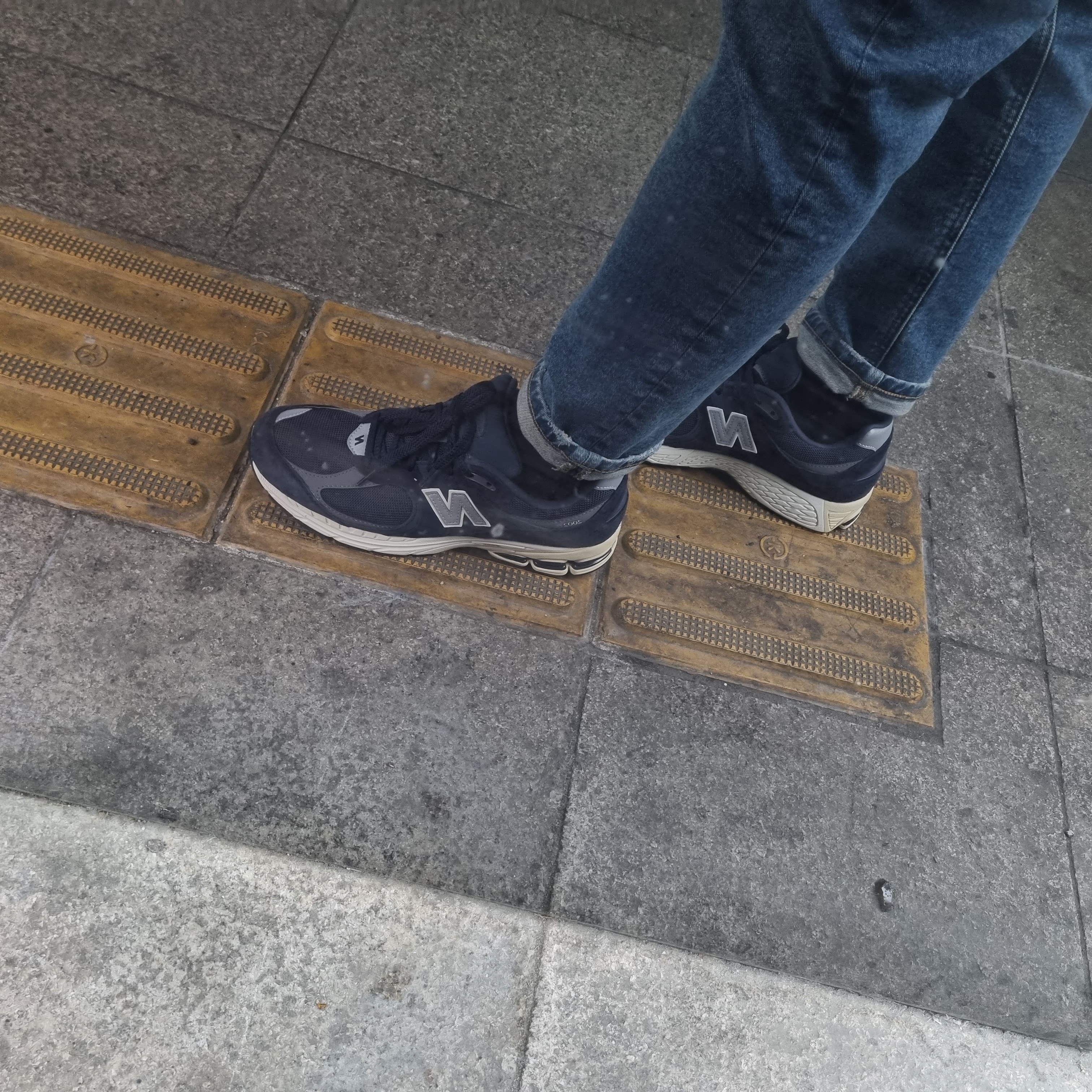 New Balance 2002R Eclipse Castlerock 착용 스타일 - 1