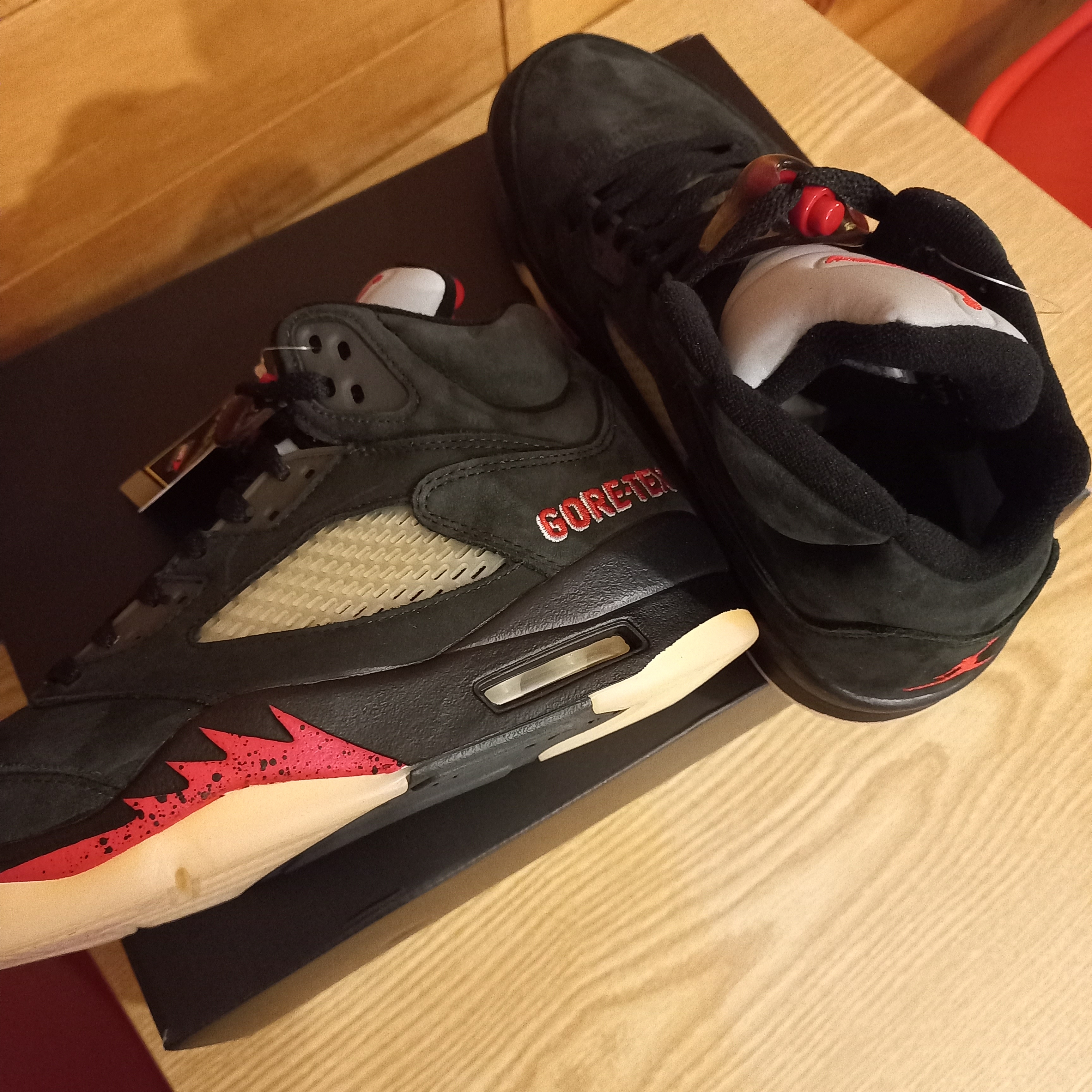 (W) Jordan 5 Retro Gore-Tex Off Noir Fire Red 착용 스타일 - 2