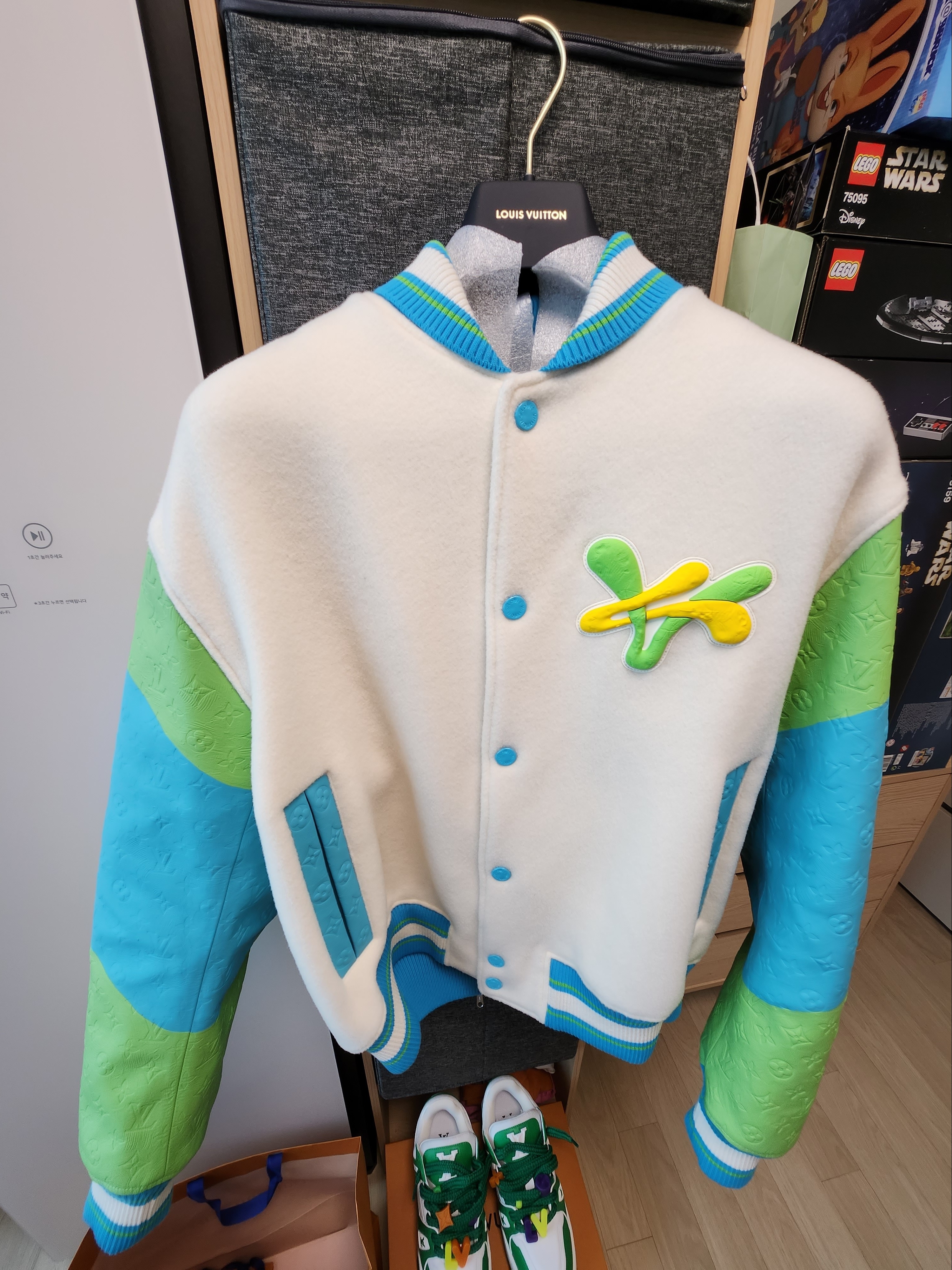 Louis Vuitton Rainbow Playground Varsity Blouson Multicolor, Louis Vuitton LV Trainer Maxi Sneakers Green 착용 스타일 - 4