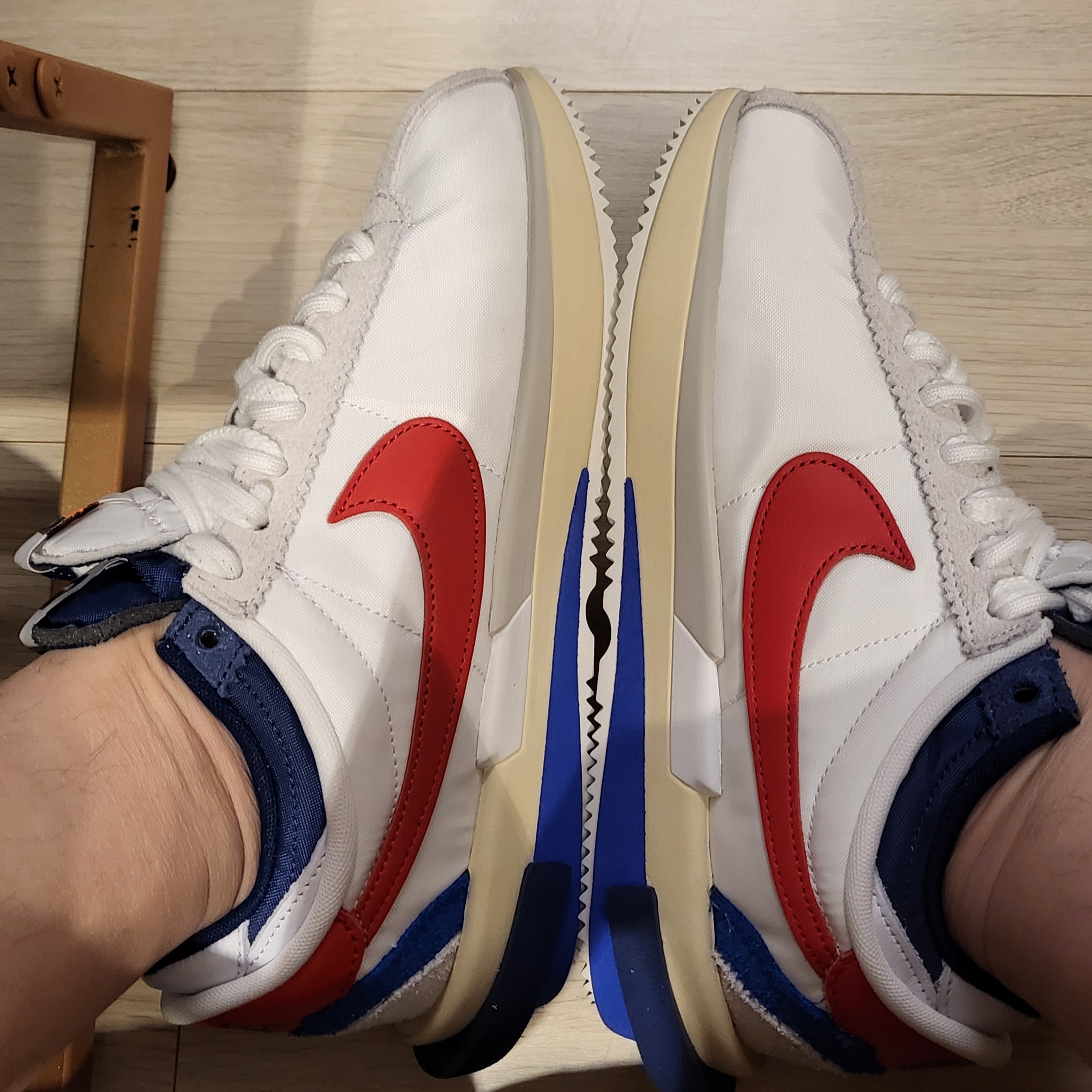Nike x Sacai Zoom Cortez SP White and University Red 착용 스타일 - 1