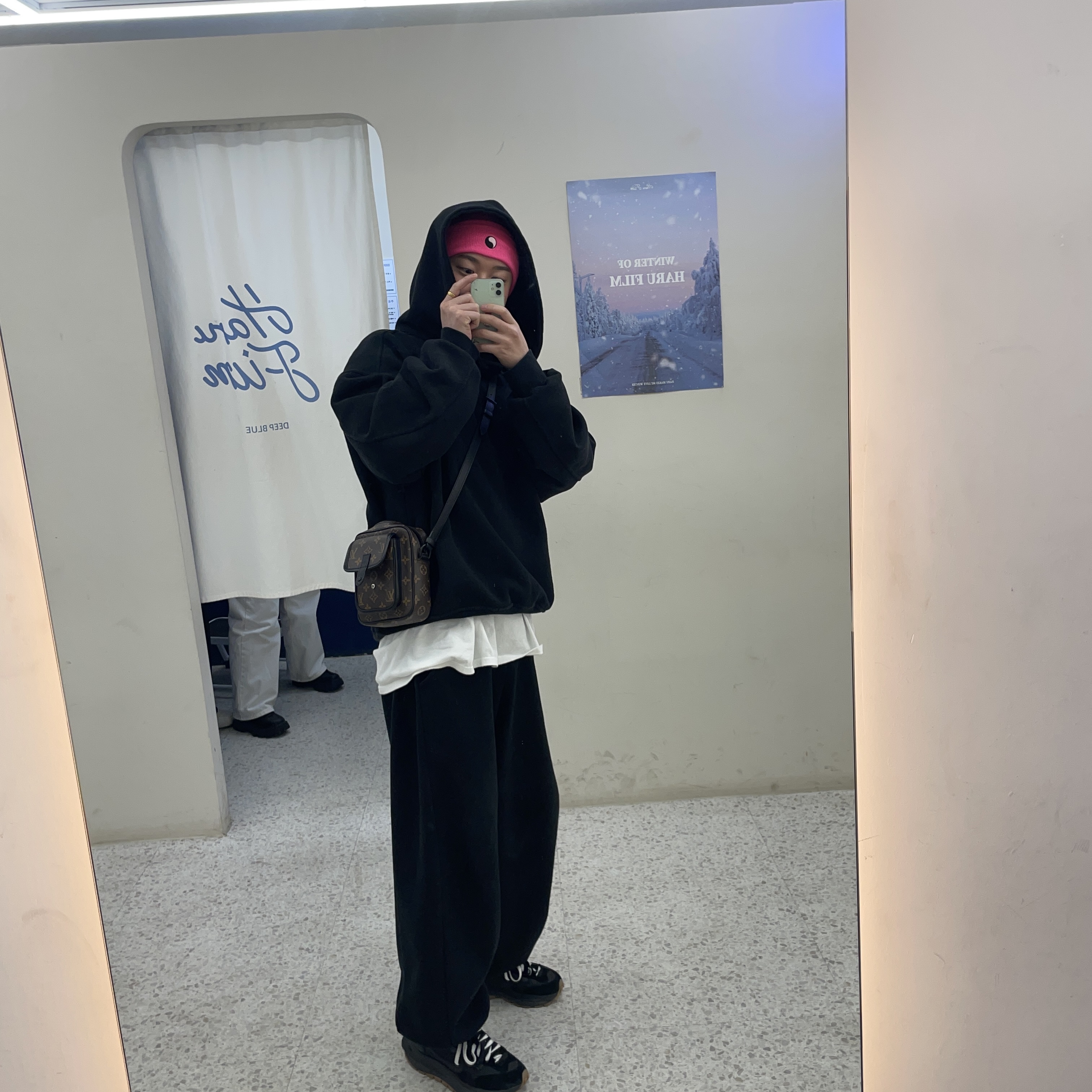 Stussy x Our Legacy Work Shop Yin Yang Beanie Fucshia, Nike x Sacai VaporWaffle Black and Gum 착용 스타일 - 1