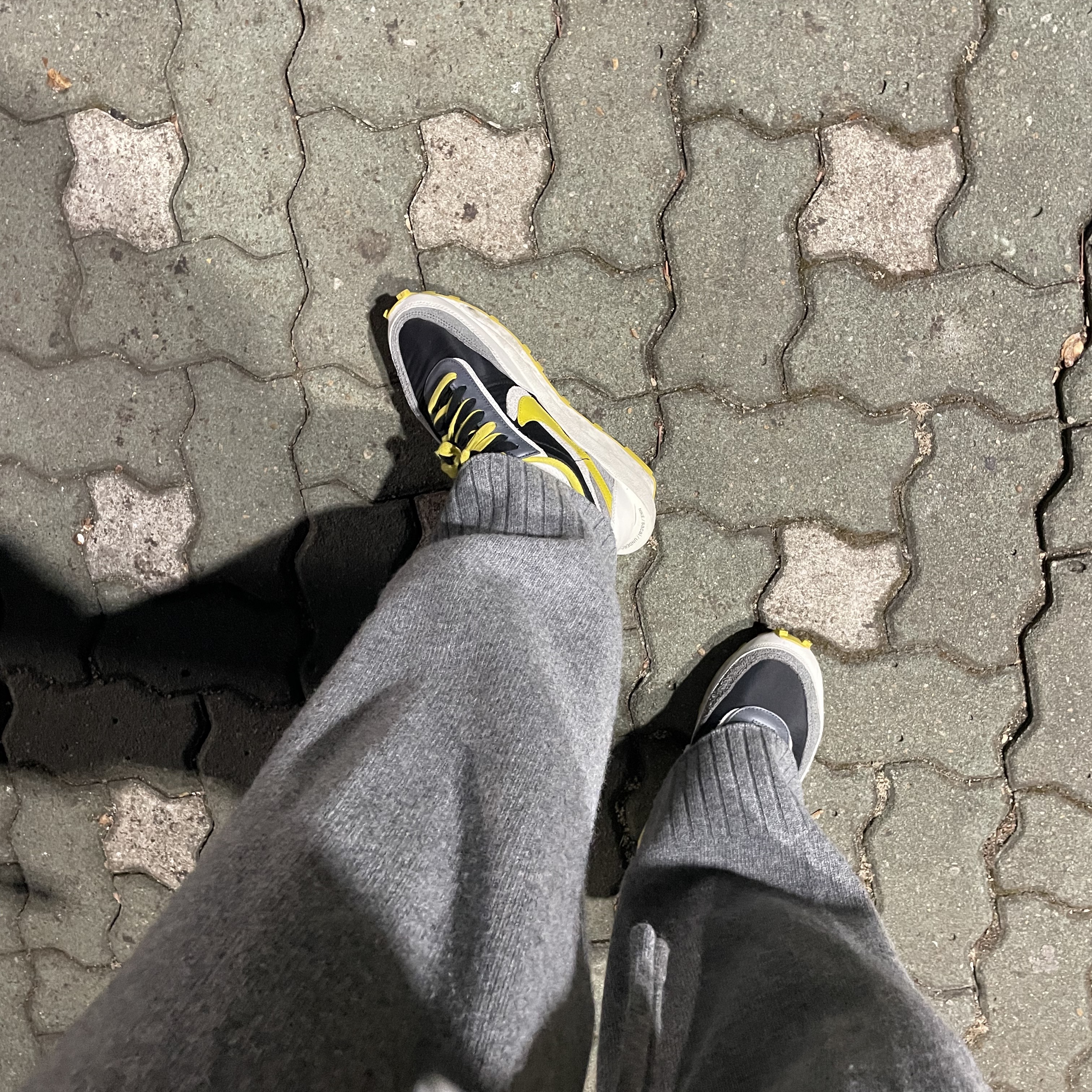 Essentials The Core Collection Hoodie Dark Oatmeal, Nike x Sacai x Undercover LDWaffle Black Bright Citron 착용 스타일 - 2