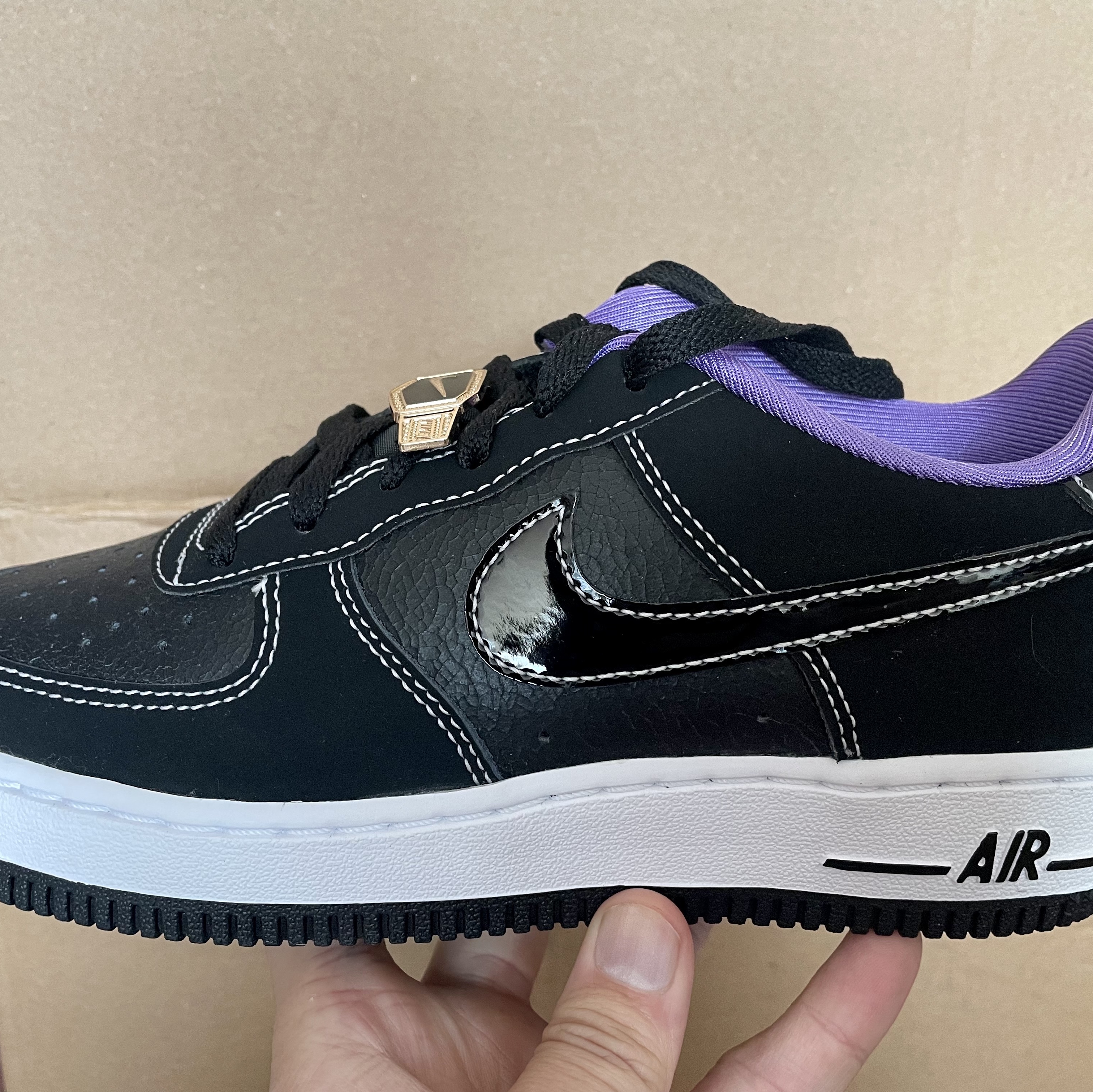 (GS) Nike Air Force 1 LV8 World Champ Black Iron Grey 착용 스타일 - 1