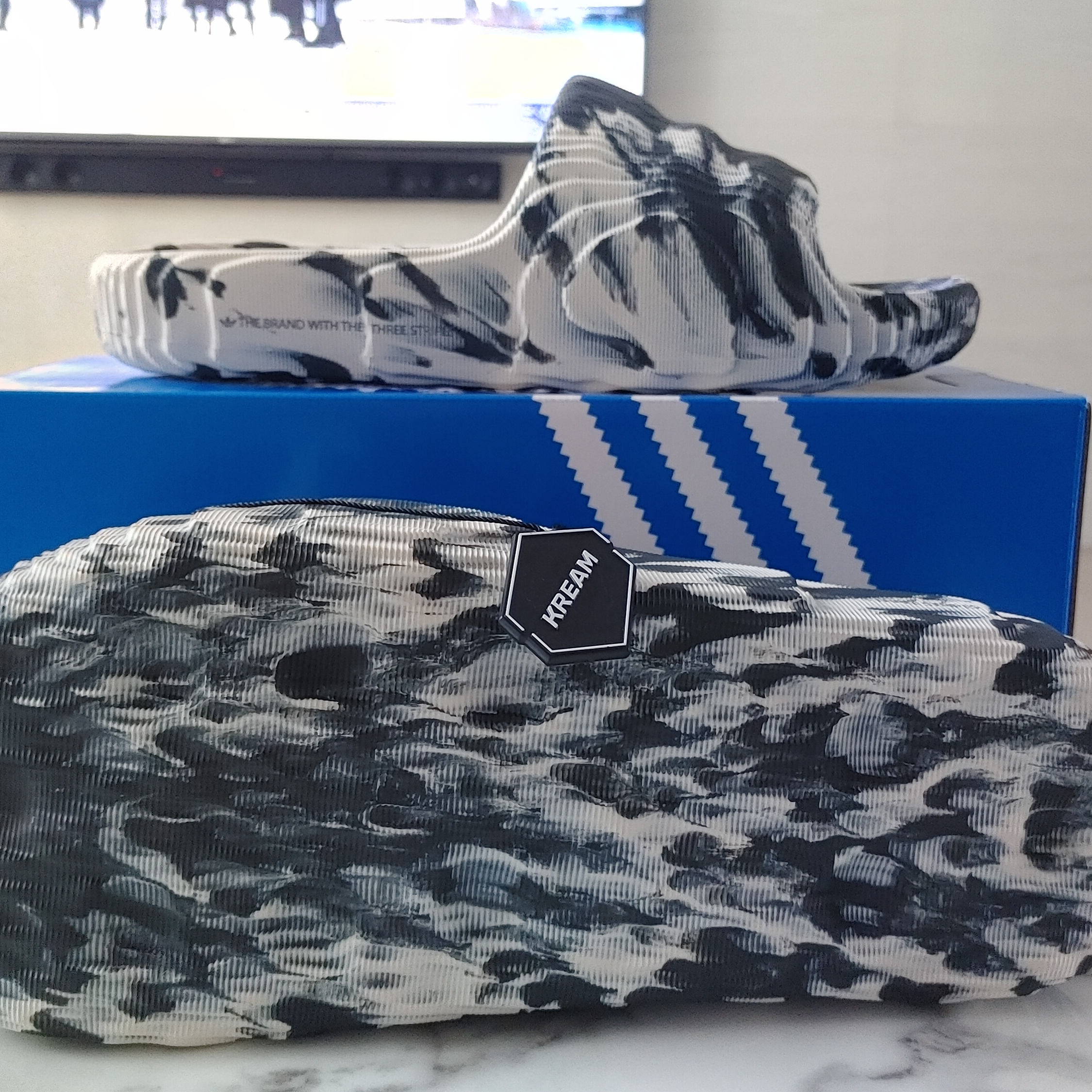 Adidas Adilette 22 Carbon Aluminium 착용 스타일 - 2