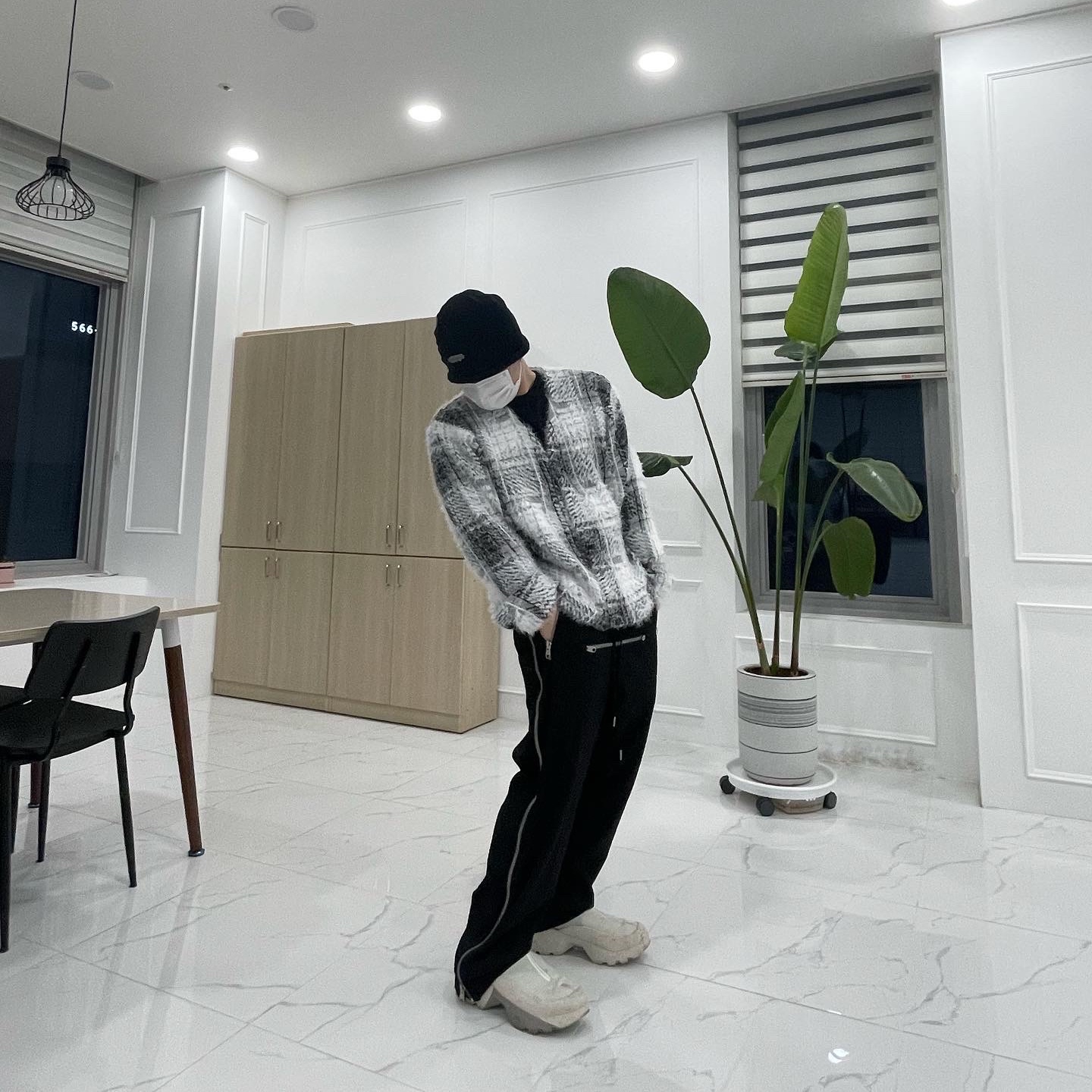 Stussy Hairy Plaid Cardigan White 착용 스타일