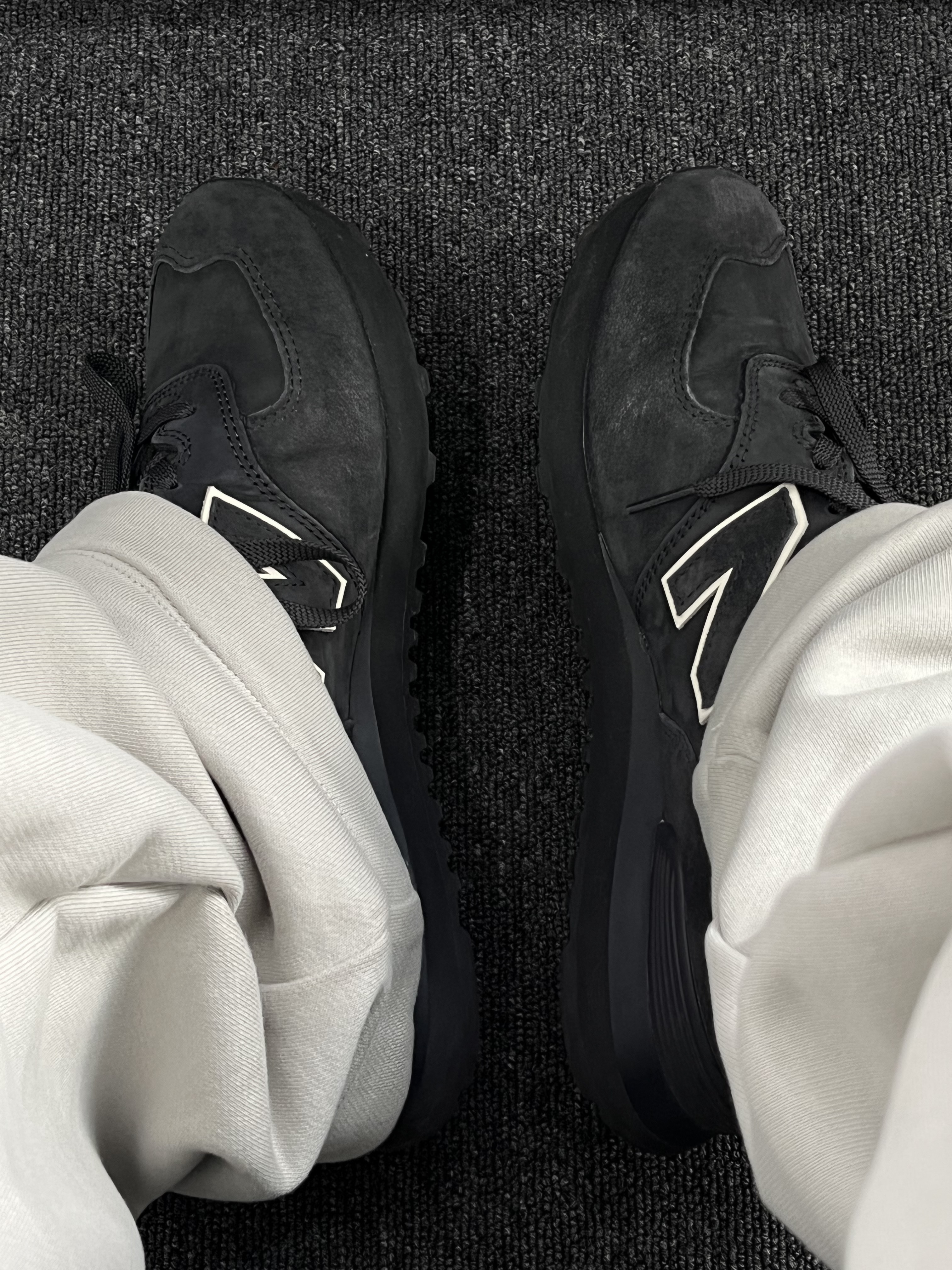 New Balance x Comme des Garcons Junya Watanabe Man 574 Suede Grey Off White 착용 스타일 - 2