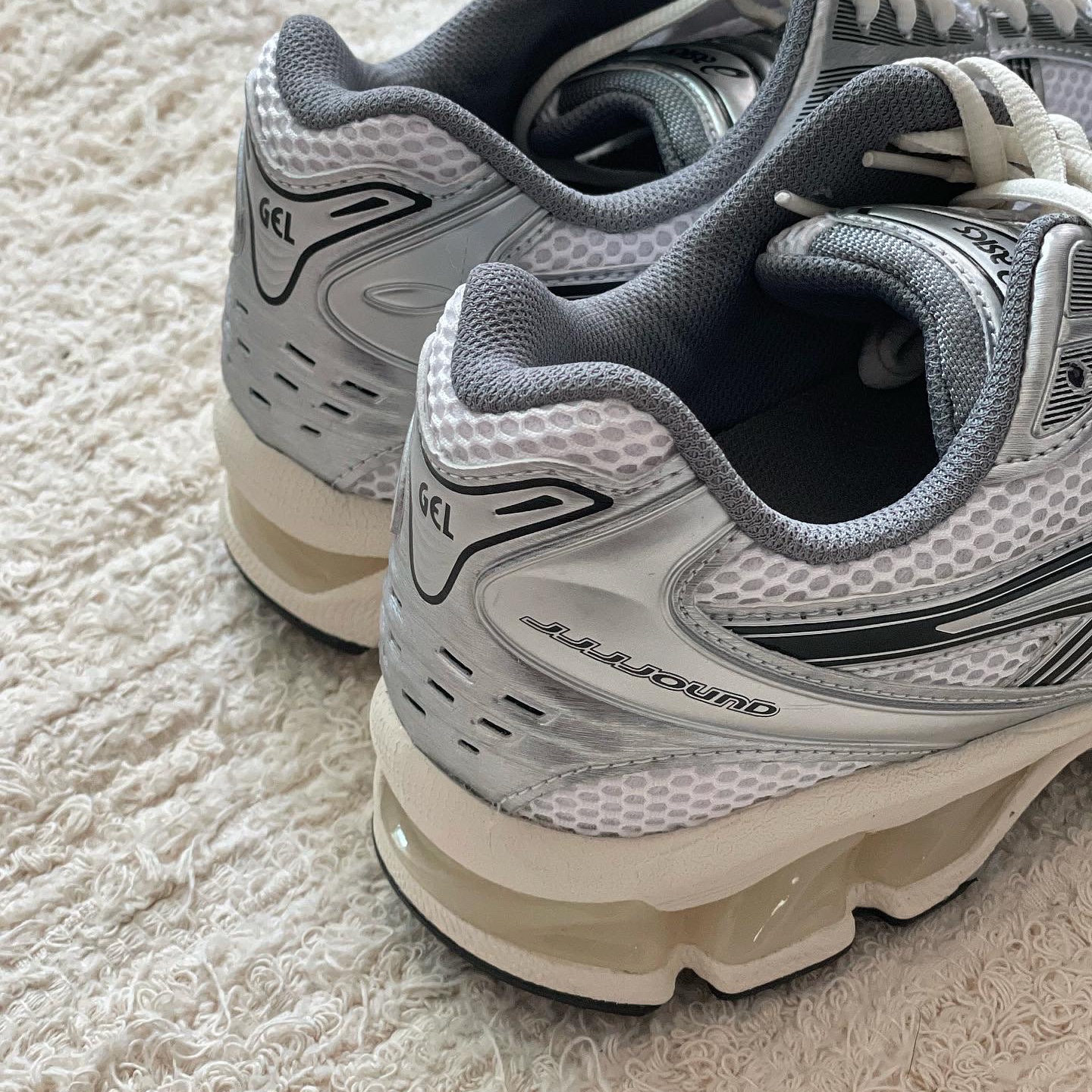 Asics x JJJJound Gel-Kayano 14 Silver Black 착용 스타일 - 3